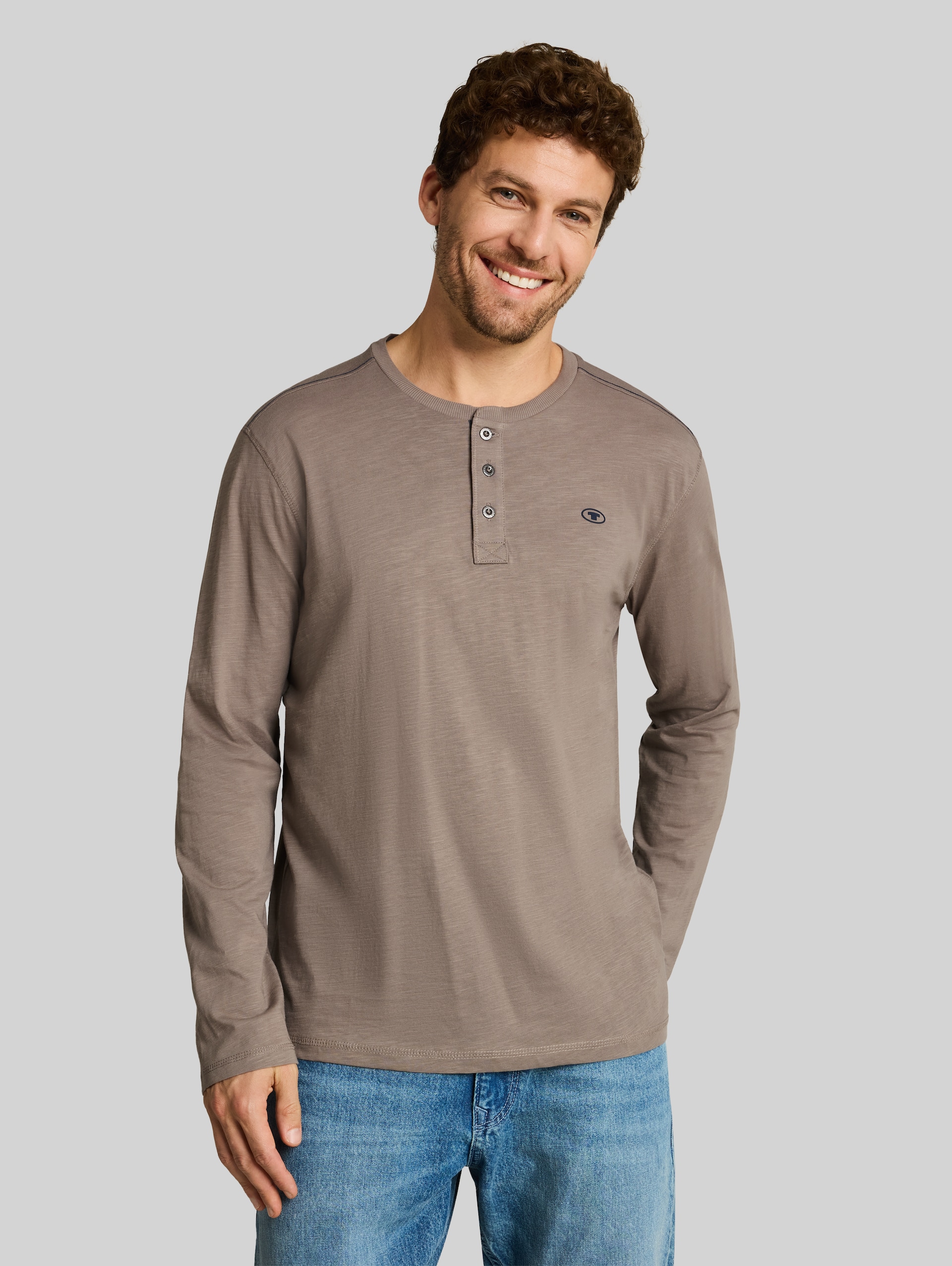 Henley Langarmshirt mit Logo-Print - Driftwood Taupe - Ausschnitt Model-Vorderansicht