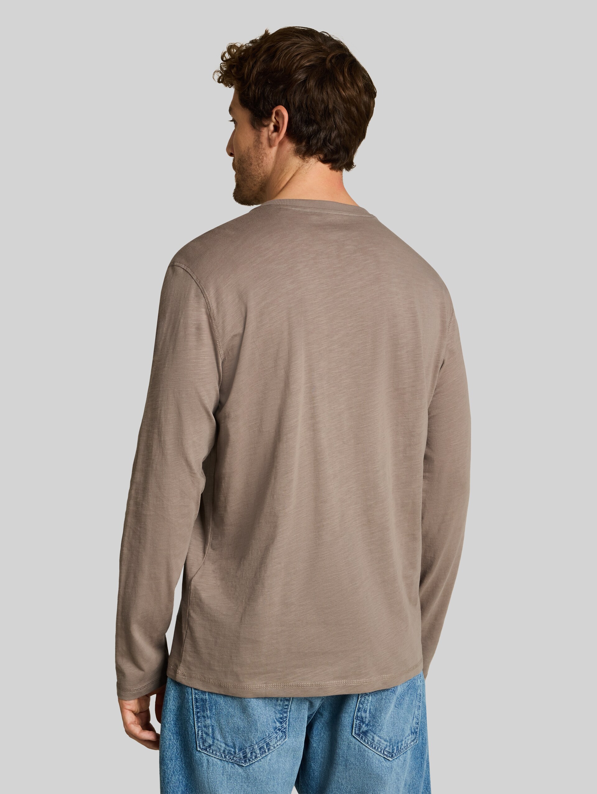 Henley Langarmshirt mit Logo-Print - Driftwood Taupe - Auschnitt Model-Rückansicht