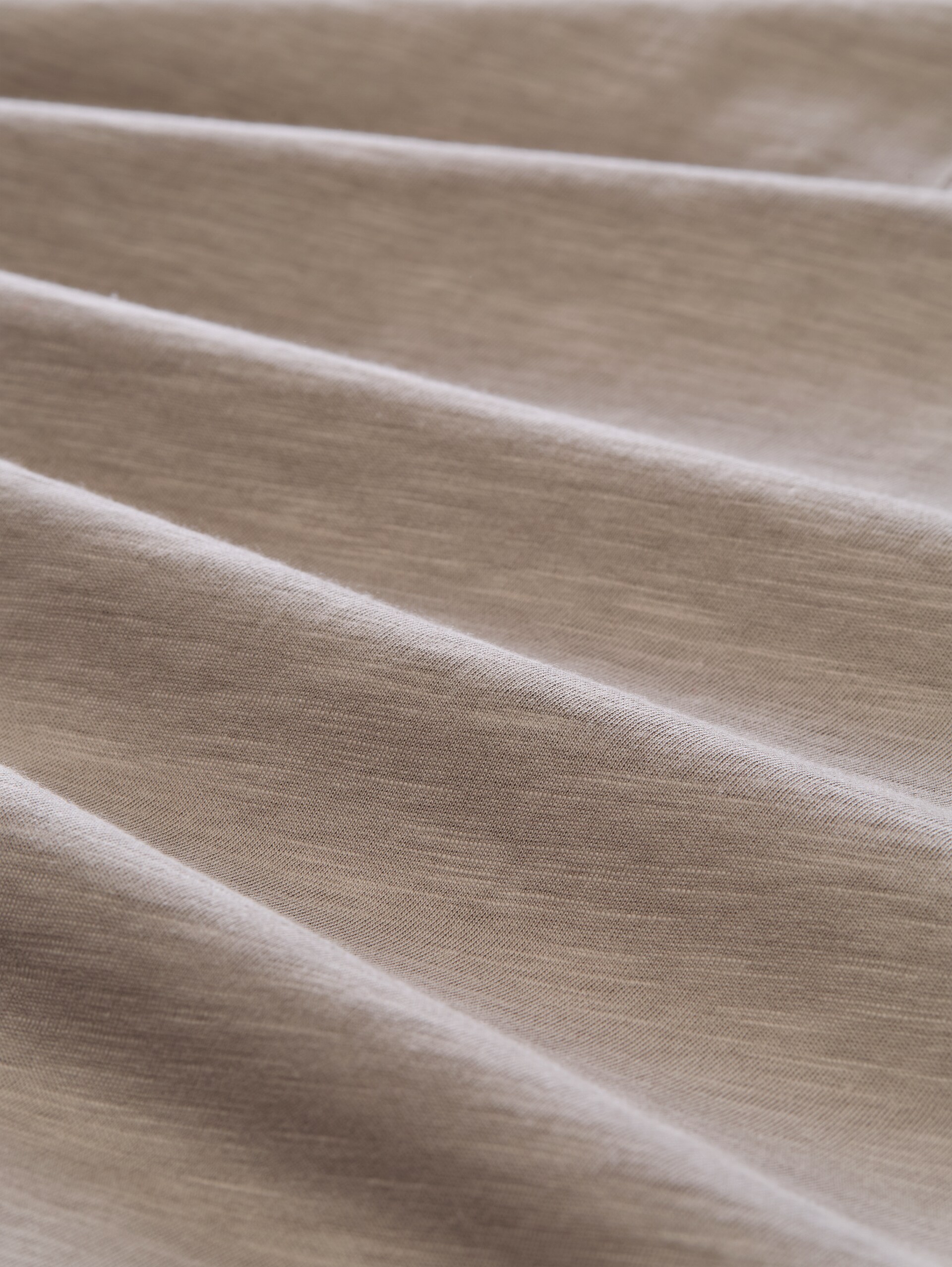 Henley Langarmshirt mit Logo-Print - Driftwood Taupe - Material-Ansicht