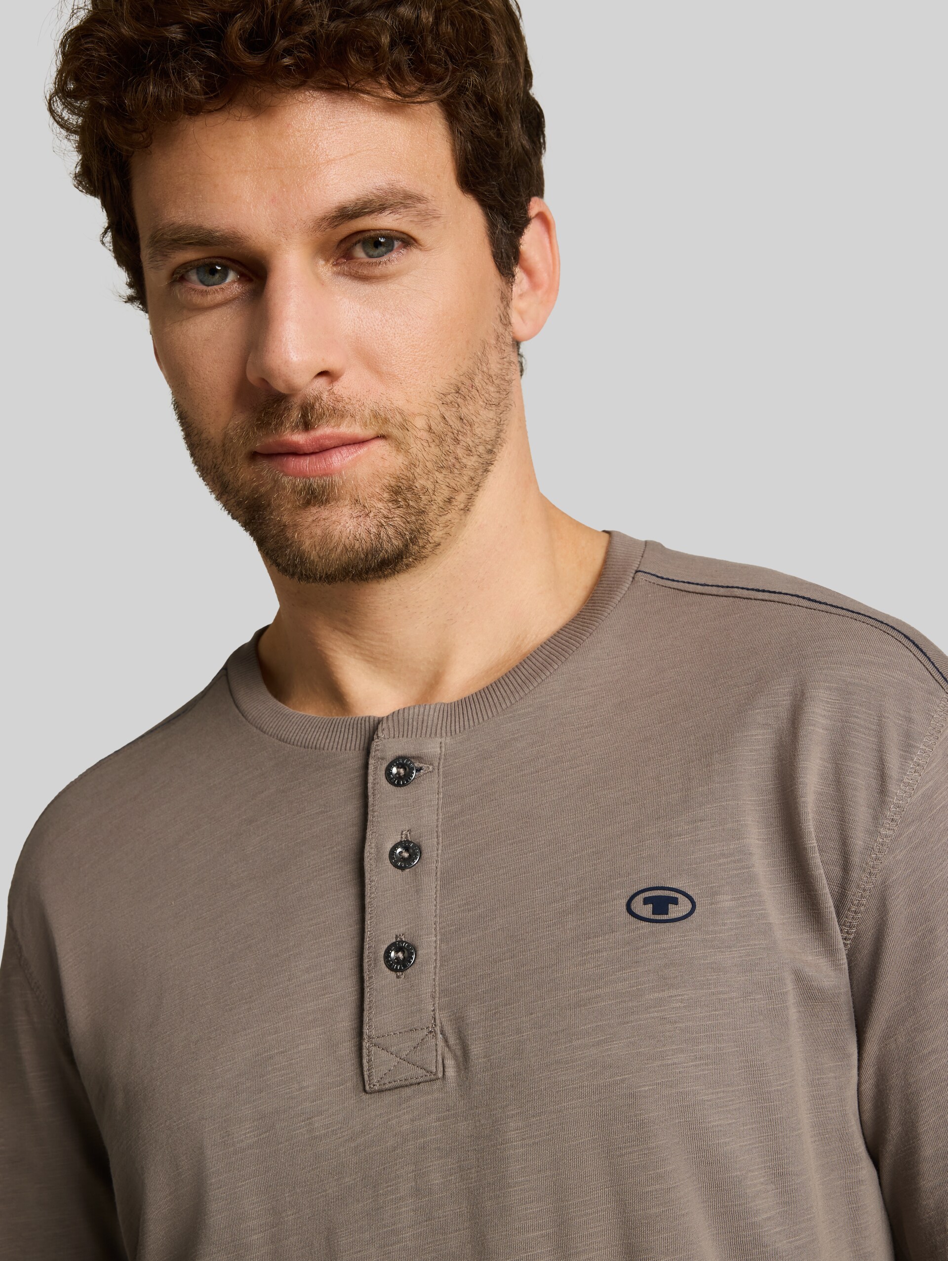 Henley Langarmshirt mit Logo-Print - Driftwood Taupe - Detail-Model-Ansicht