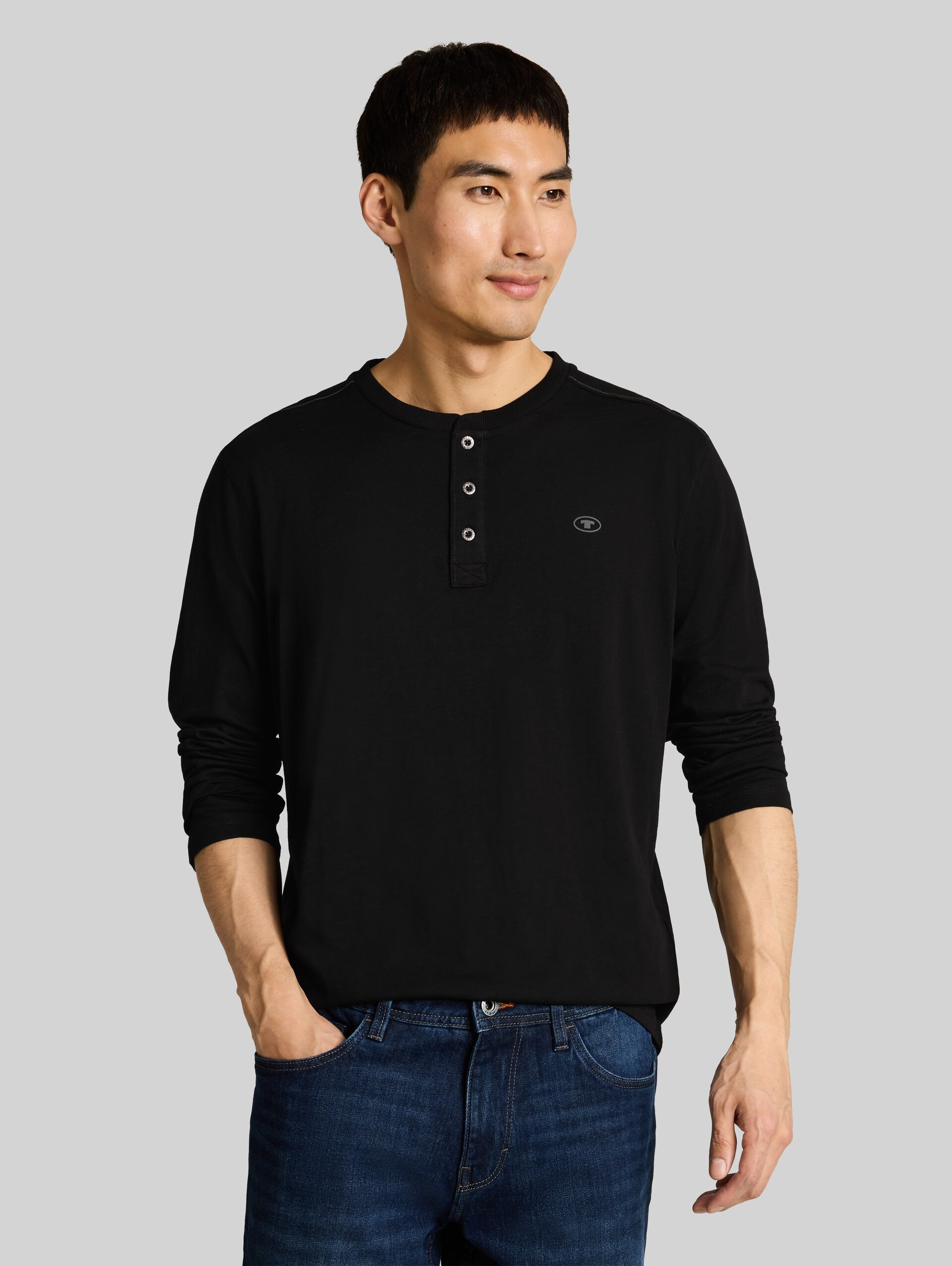Henley Langarmshirt mit Logo-Print - Black - Ausschnitt Model-Vorderansicht