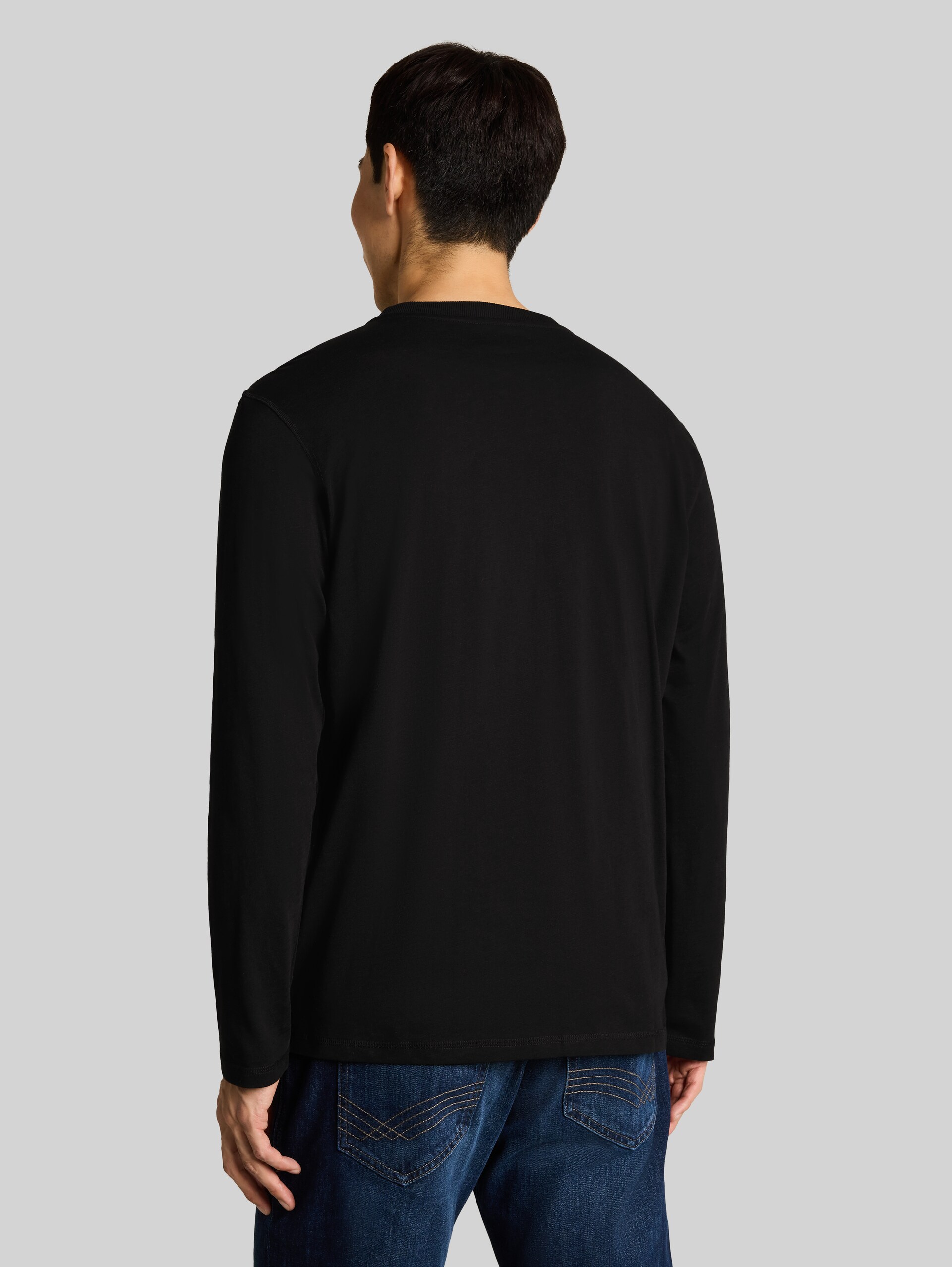 Henley Langarmshirt mit Logo-Print - Black - Auschnitt Model-Rückansicht
