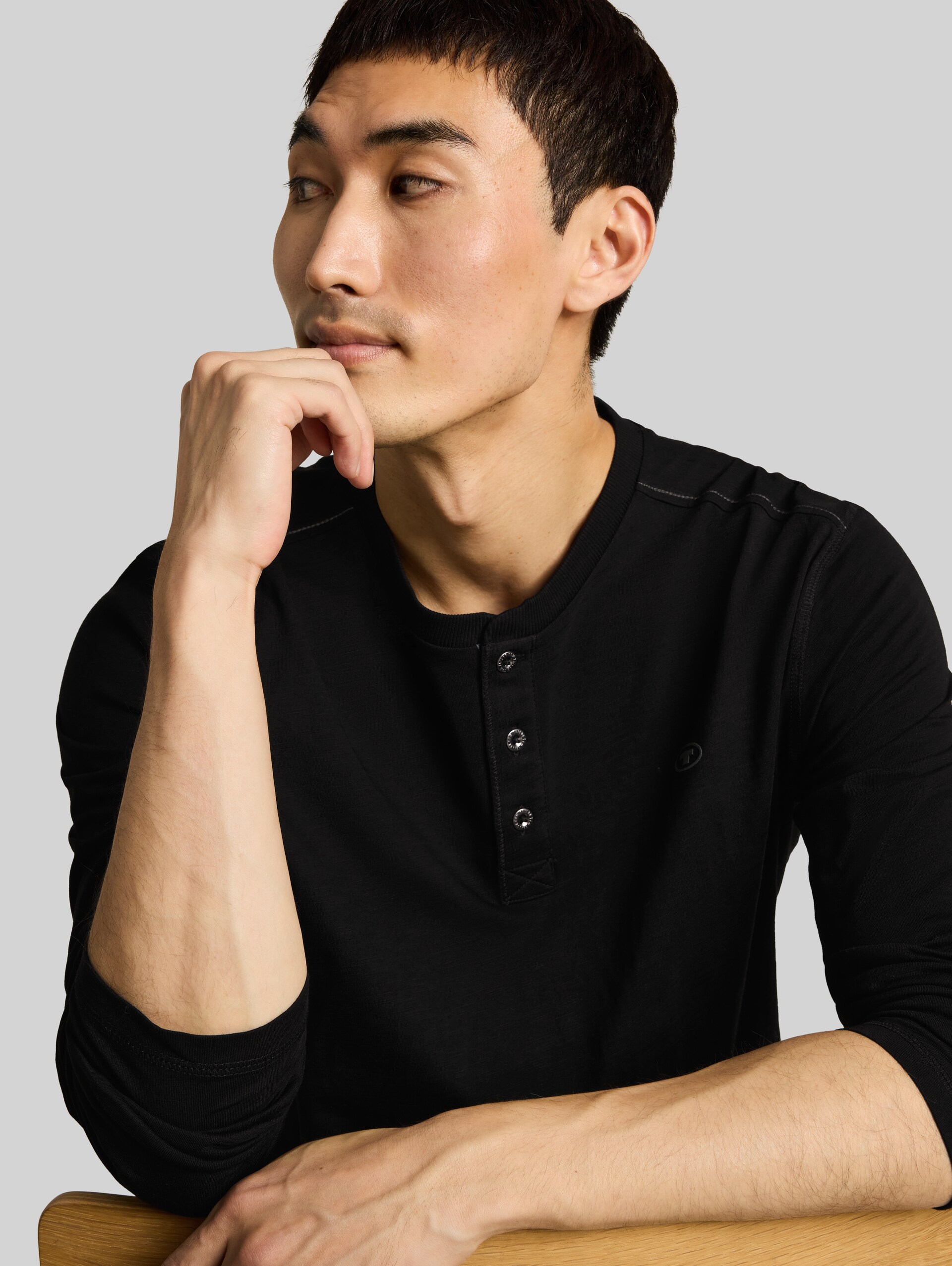 Henley Langarmshirt mit Logo-Print - Black - Detail-Model-Ansicht