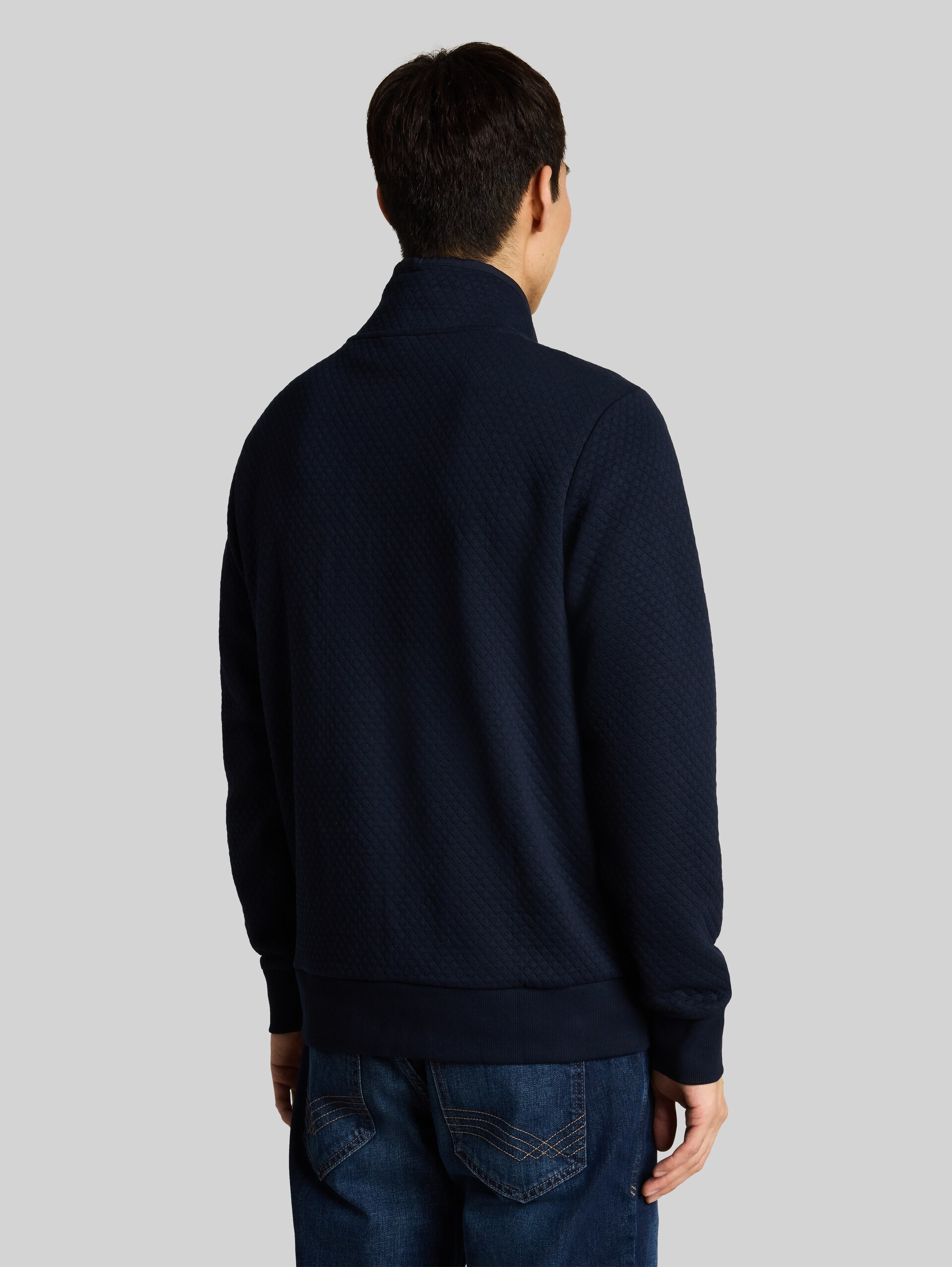 Troyer Sweatshirt mit aufgesetzter Ärmeltasche - sky captain blue - Auschnitt Model-Rückansicht