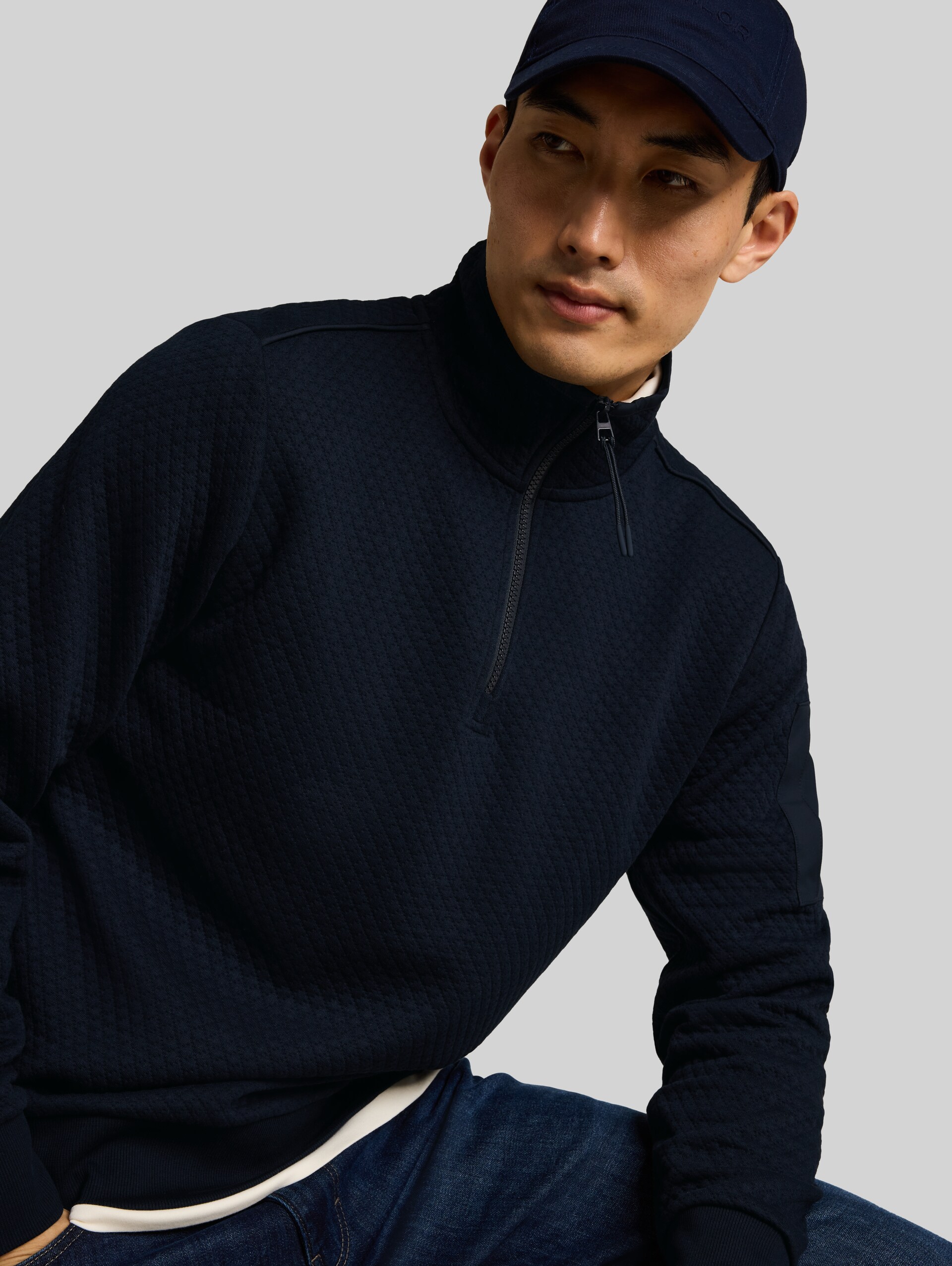 Troyer Sweatshirt mit aufgesetzter Ärmeltasche - sky captain blue - Detail-Model-Ansicht