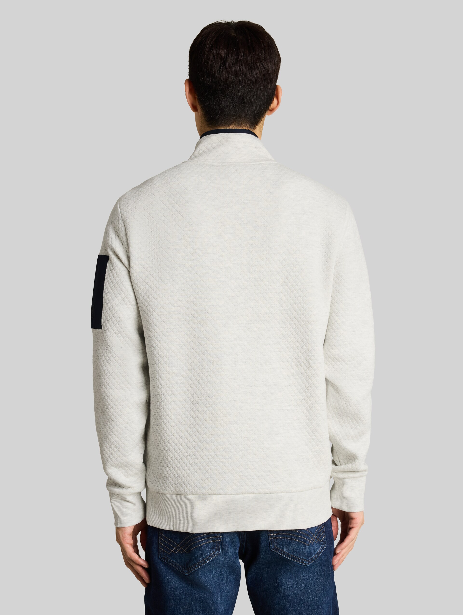 Troyer Sweatshirt mit aufgesetzter Ärmeltasche - soft buttercream melange - Auschnitt Model-Rückansicht