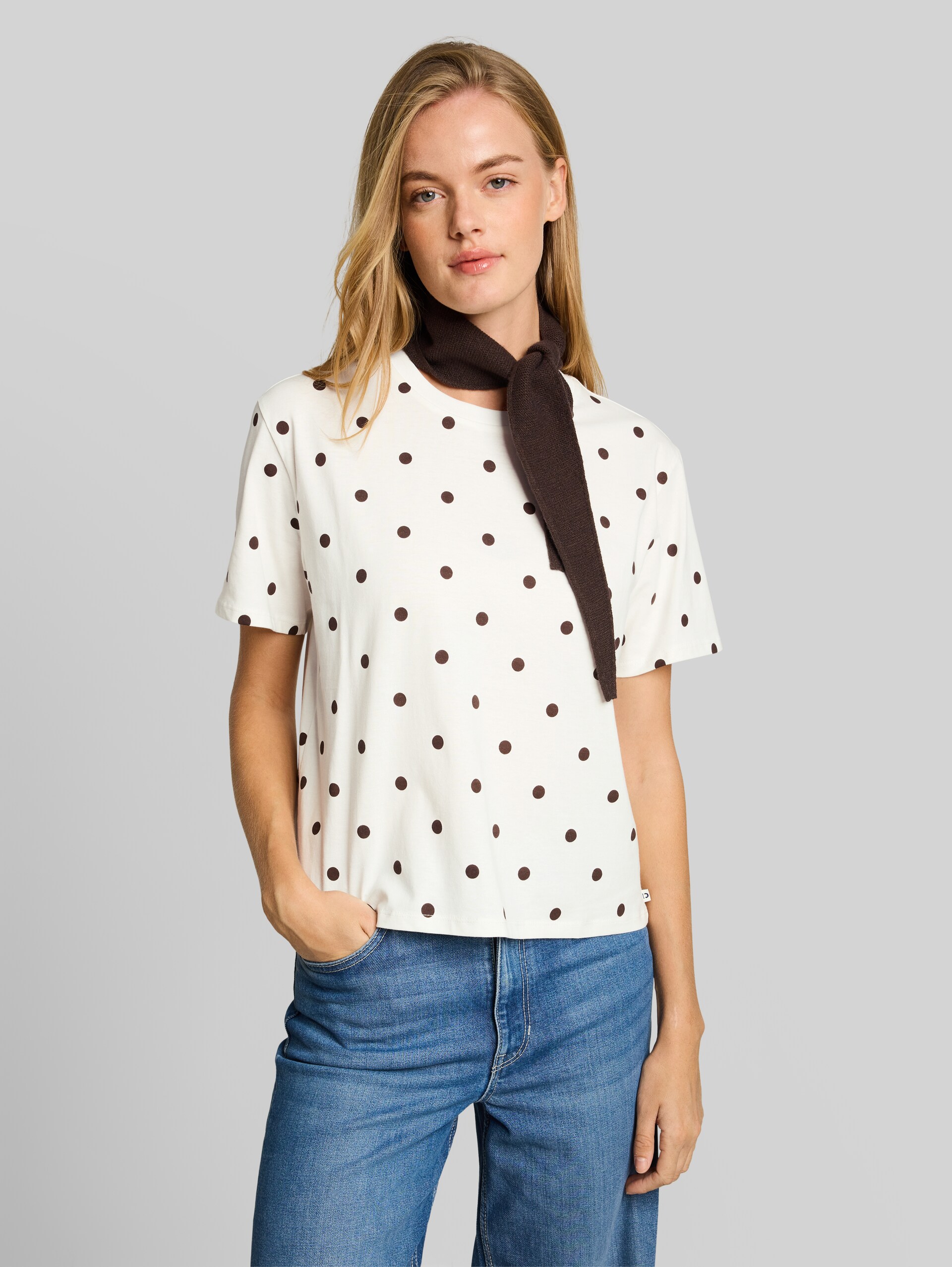 T-shirt met stippen in boxy pasvorm - off white dark brown dot - Nek model vooraanzicht