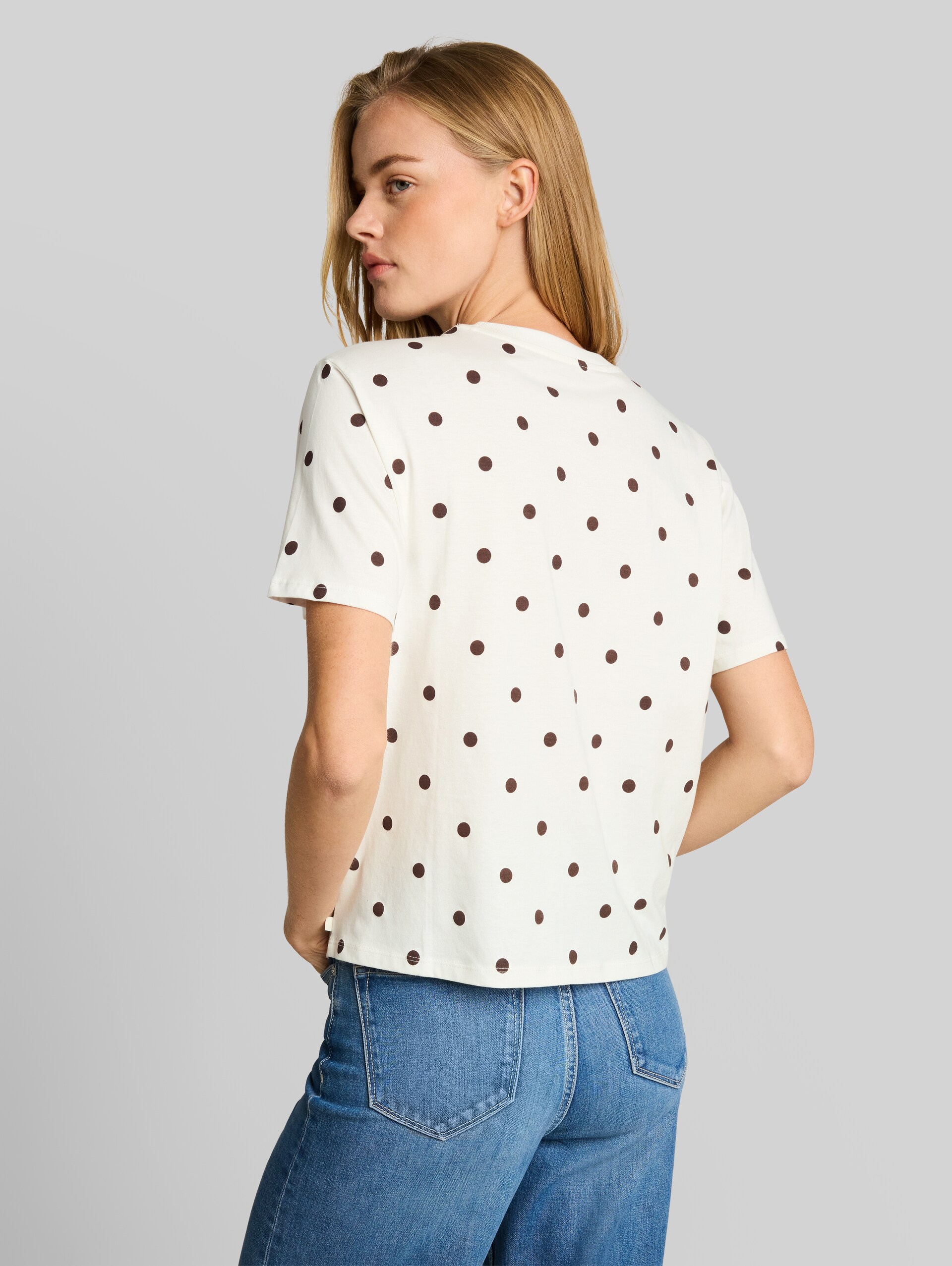 T-shirt met stippen in boxy pasvorm - off white dark brown dot - Neklijn model-achteraanzicht