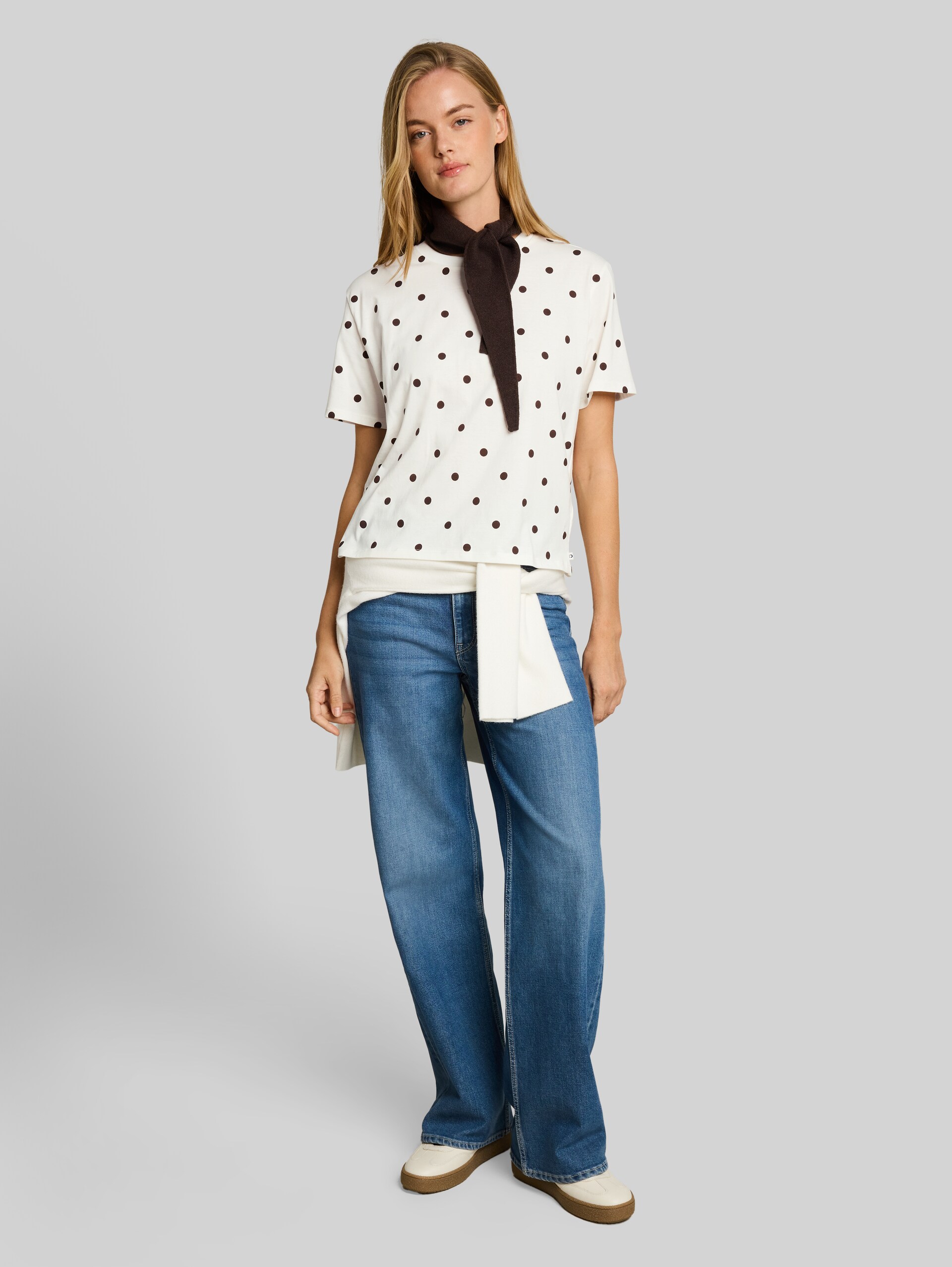 T-shirt met stippen in boxy pasvorm - off white dark brown dot - Model vooraanzicht