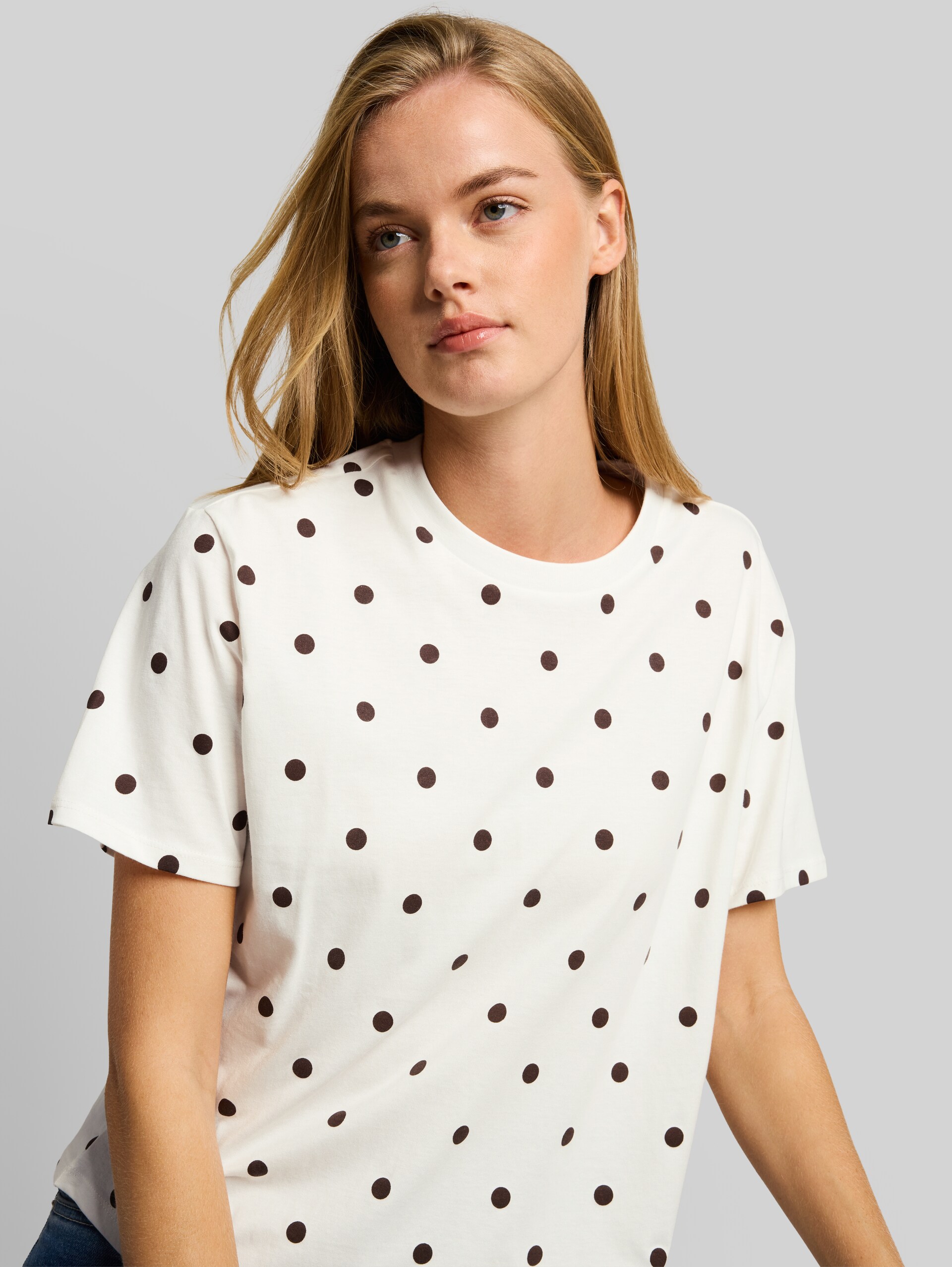 T-shirt met stippen in boxy pasvorm - off white dark brown dot - Detailaanzicht model