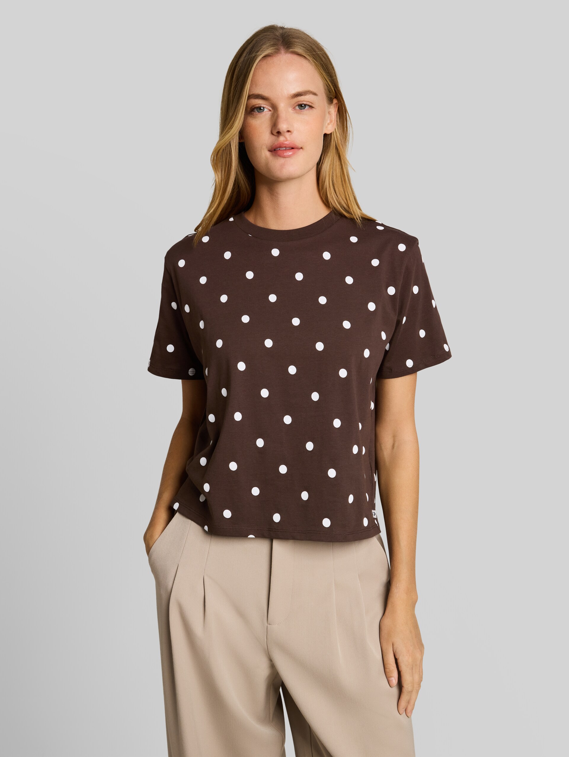 T-shirt met stippen in boxy pasvorm - dark brown white dot - Nek model vooraanzicht