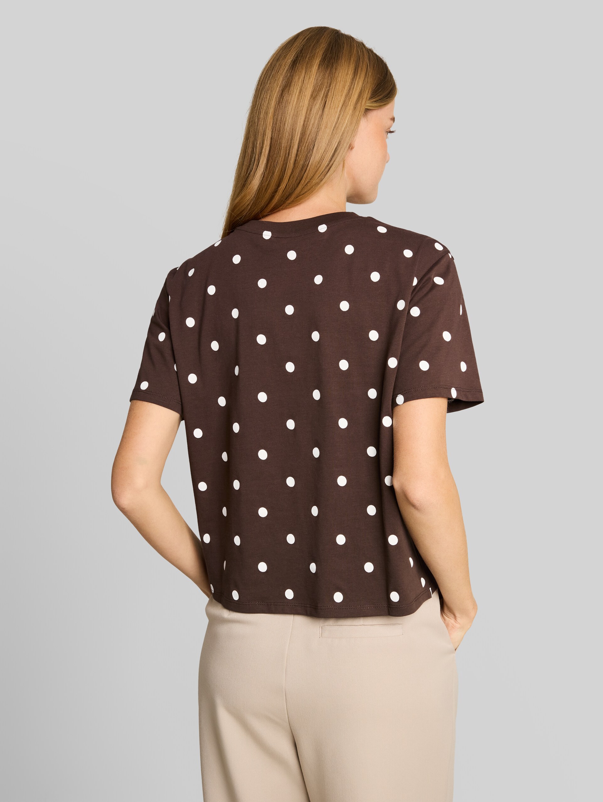 T-shirt met stippen in boxy pasvorm - dark brown white dot - Neklijn model-achteraanzicht