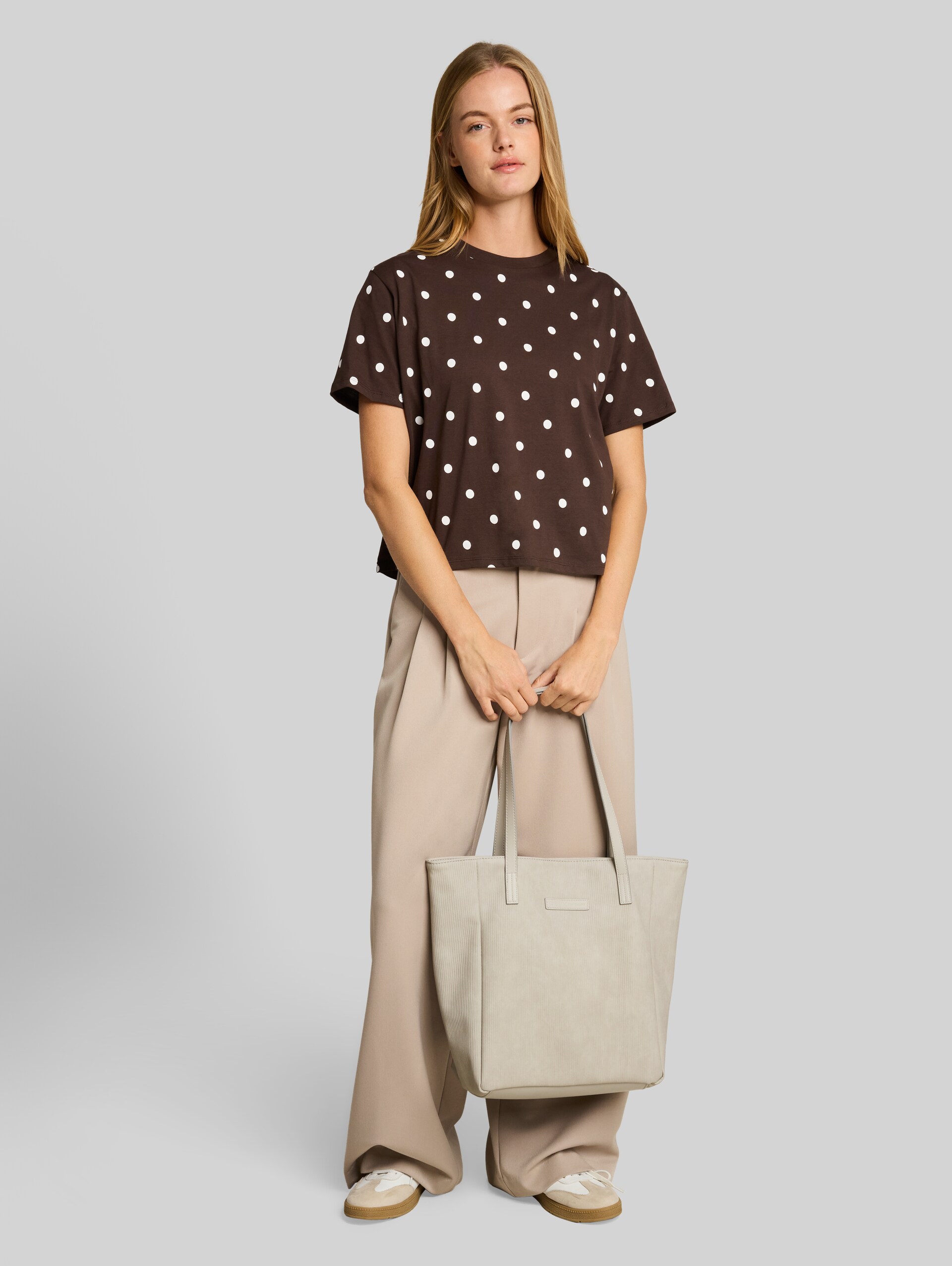 T-shirt met stippen in boxy pasvorm - dark brown white dot - Model vooraanzicht