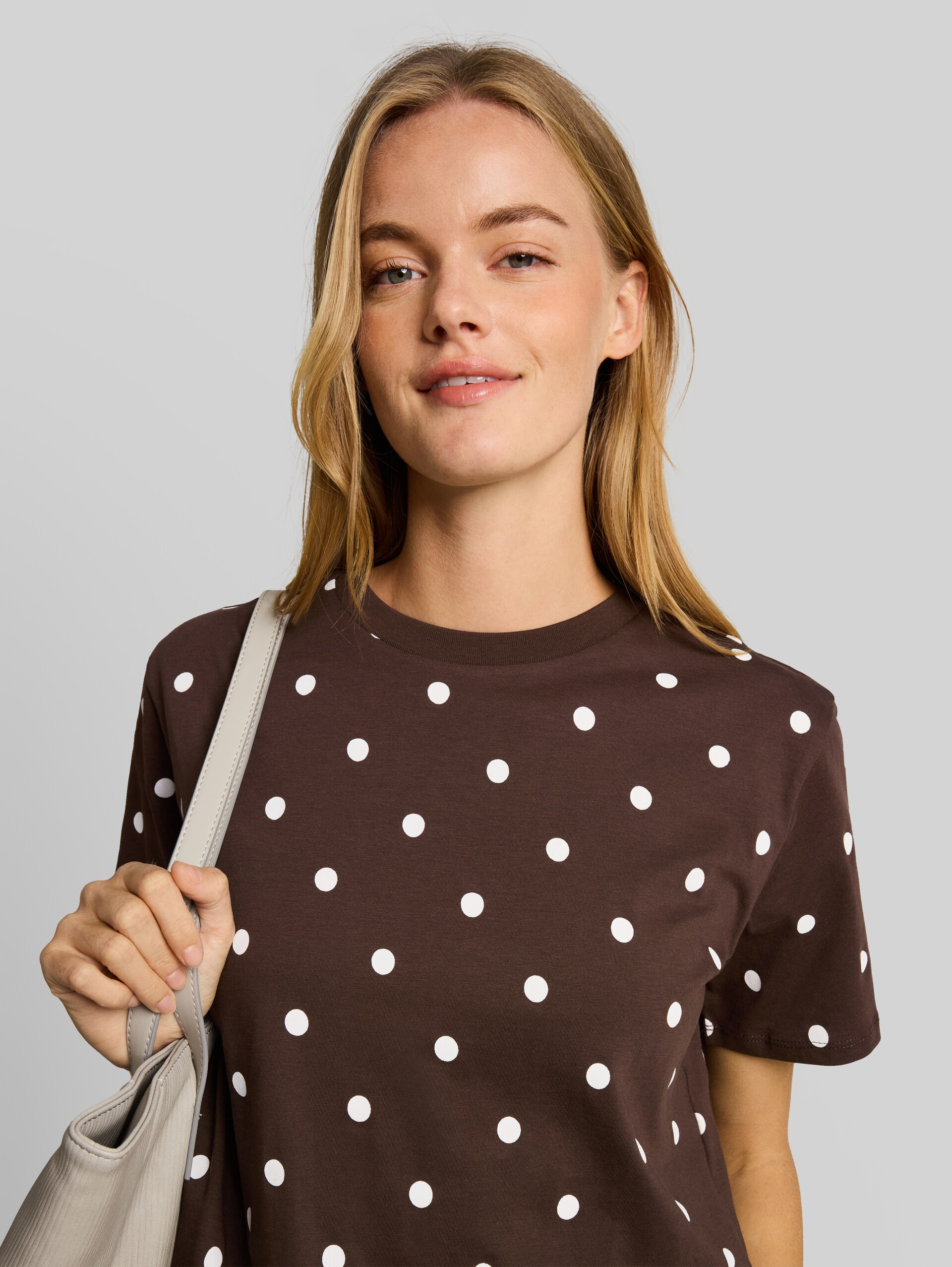 T-shirt met stippen in boxy pasvorm - dark brown white dot - Detailaanzicht model