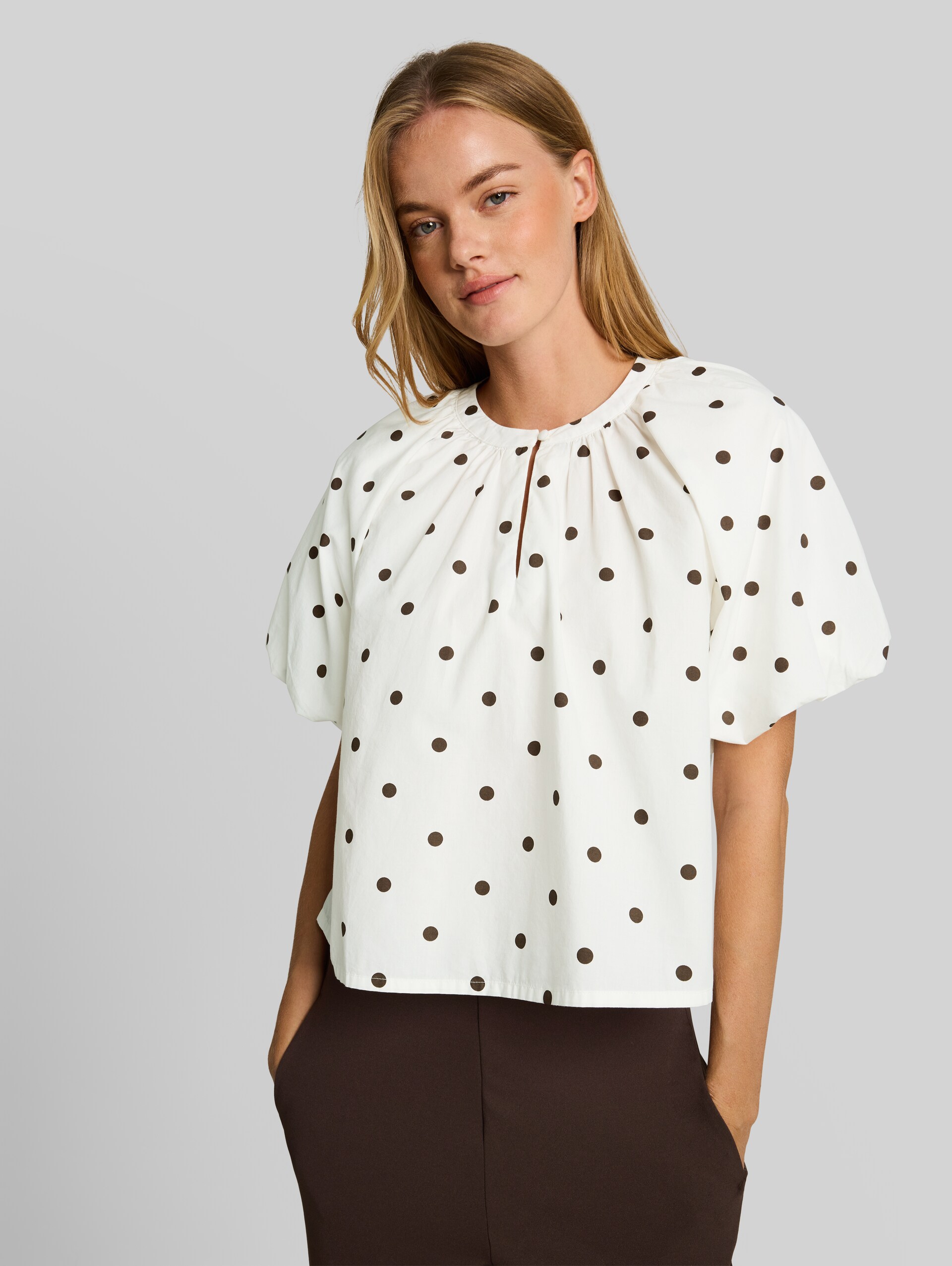 Popelineblouse met stippen - off white dark brown dot - Nek model vooraanzicht