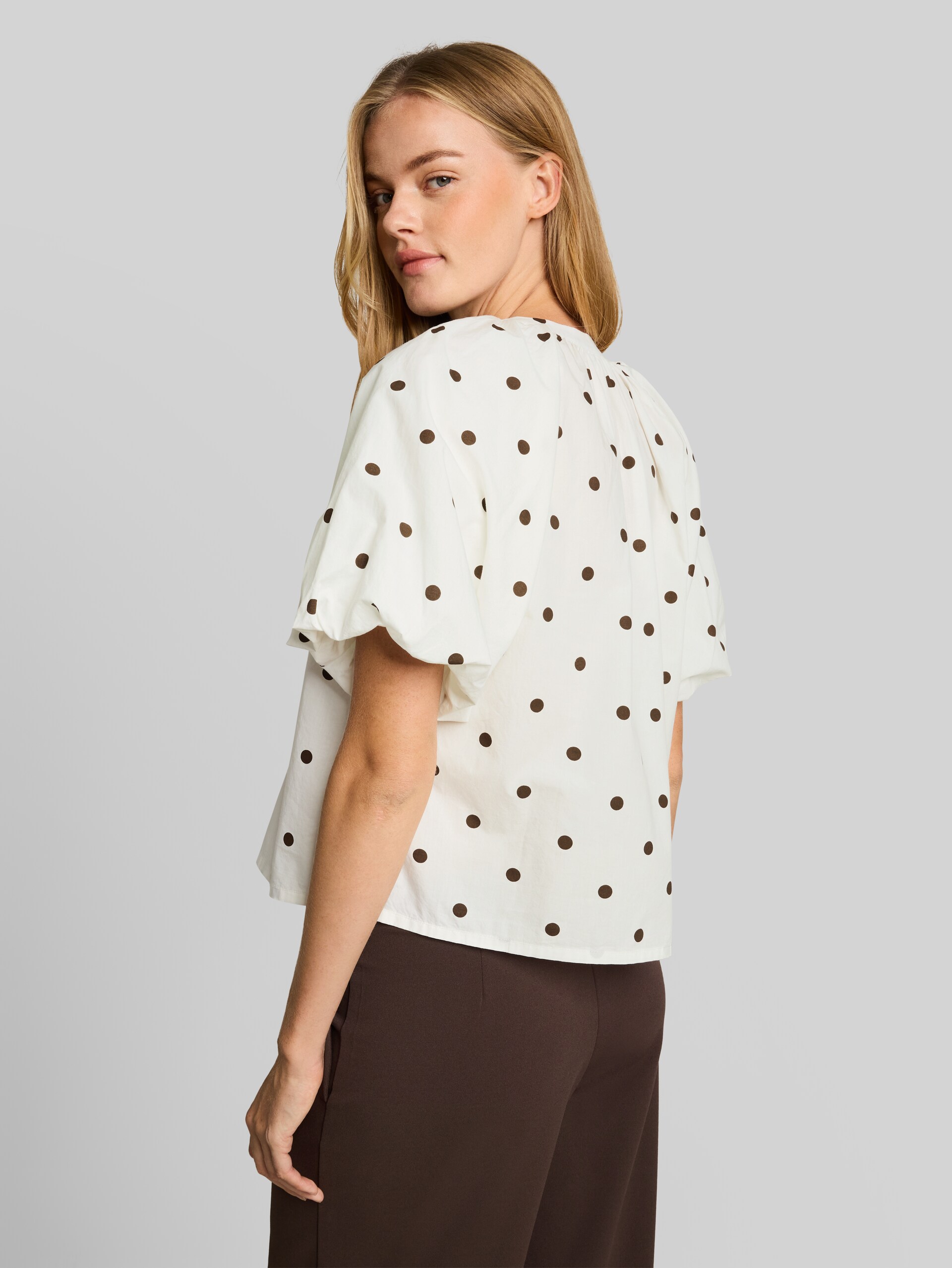 Popelineblouse met stippen - off white dark brown dot - Neklijn model-achteraanzicht
