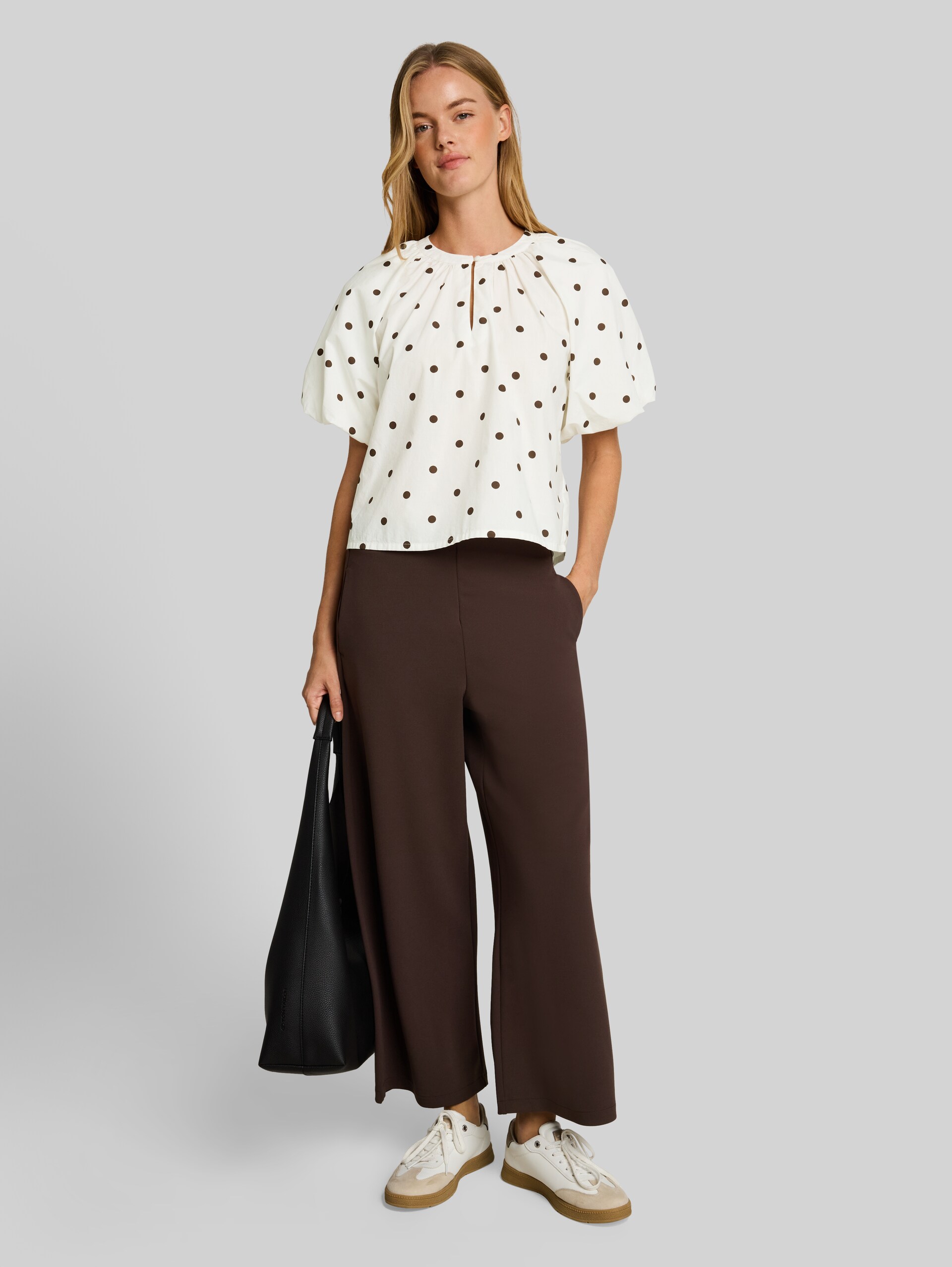 Popelineblouse met stippen - off white dark brown dot - Model vooraanzicht