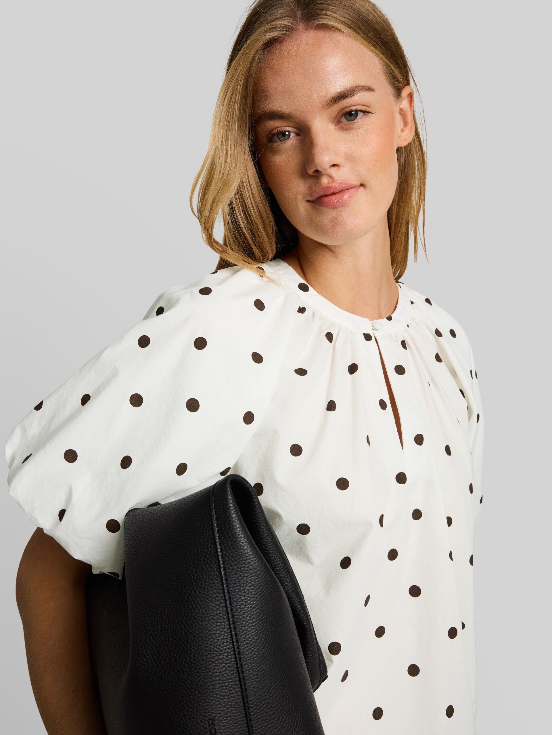 Popelineblouse met stippen - off white dark brown dot - Detailaanzicht model