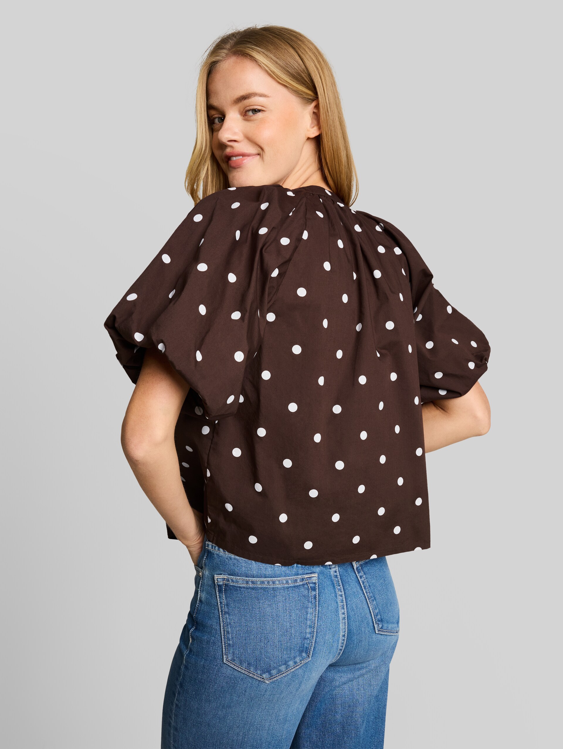 Popelineblouse met stippen - dark brown white dot - Neklijn model-achteraanzicht