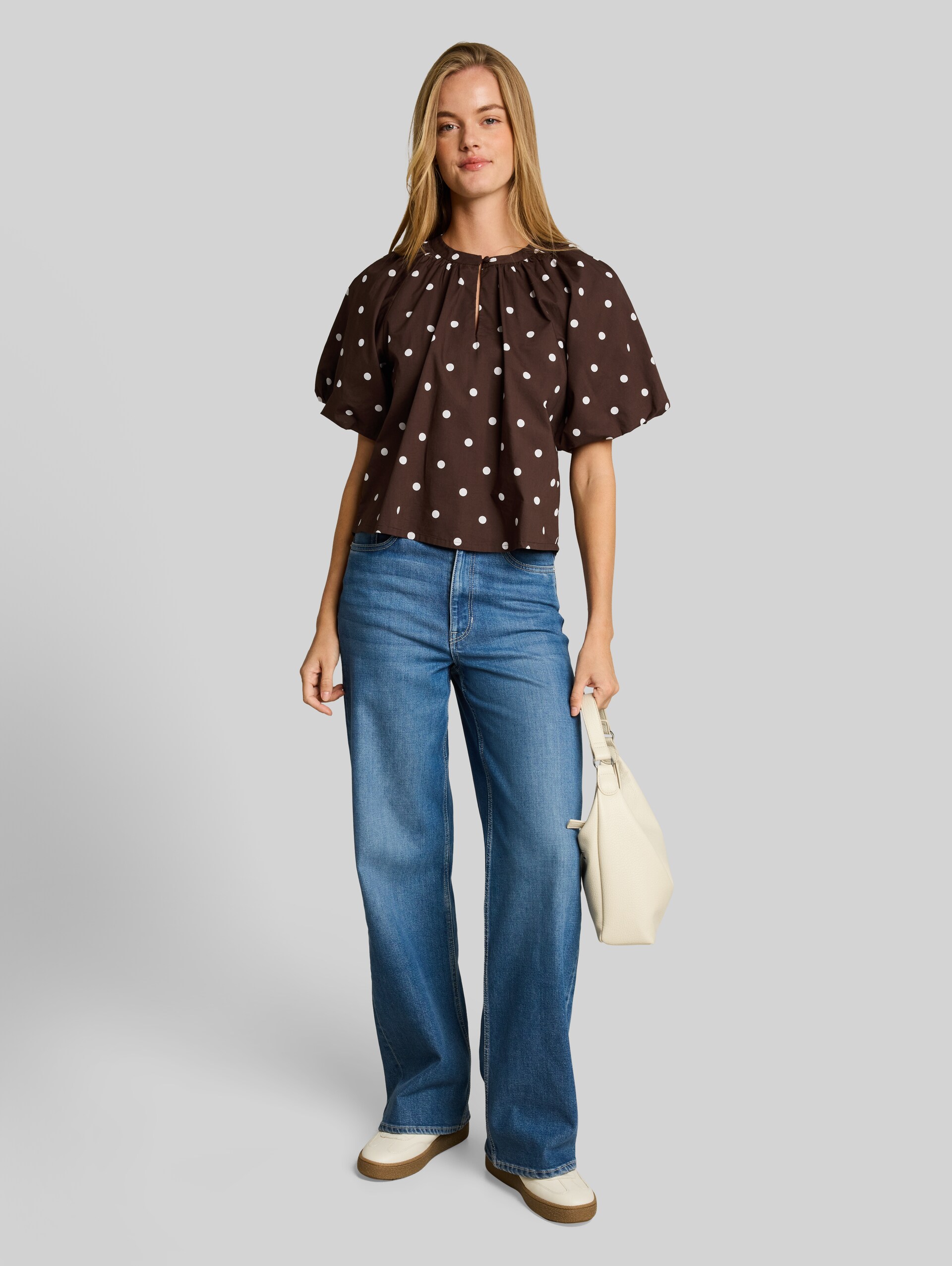 Popelineblouse met stippen - dark brown white dot - Model vooraanzicht