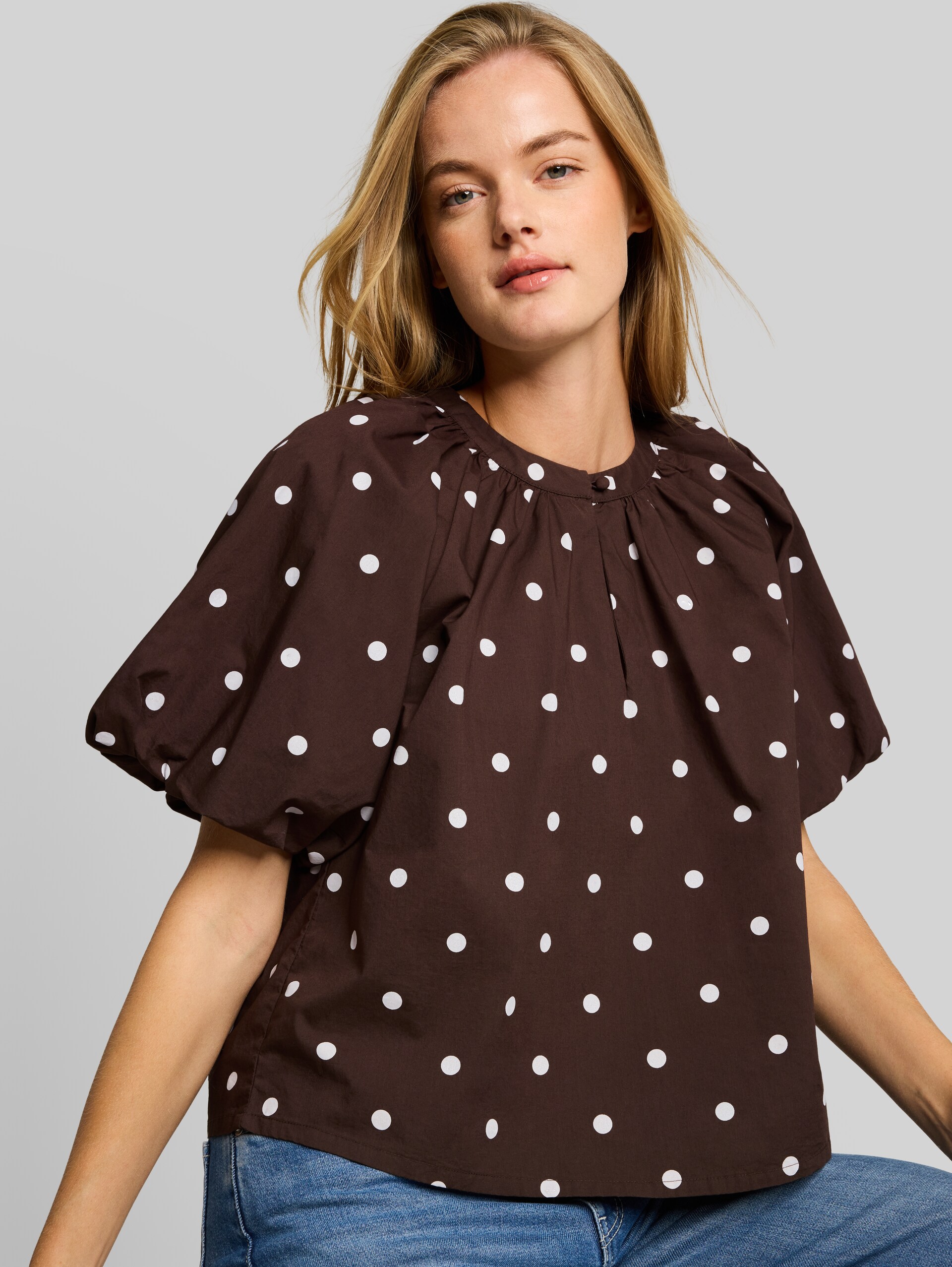 Popelineblouse met stippen - dark brown white dot - Detailaanzicht model