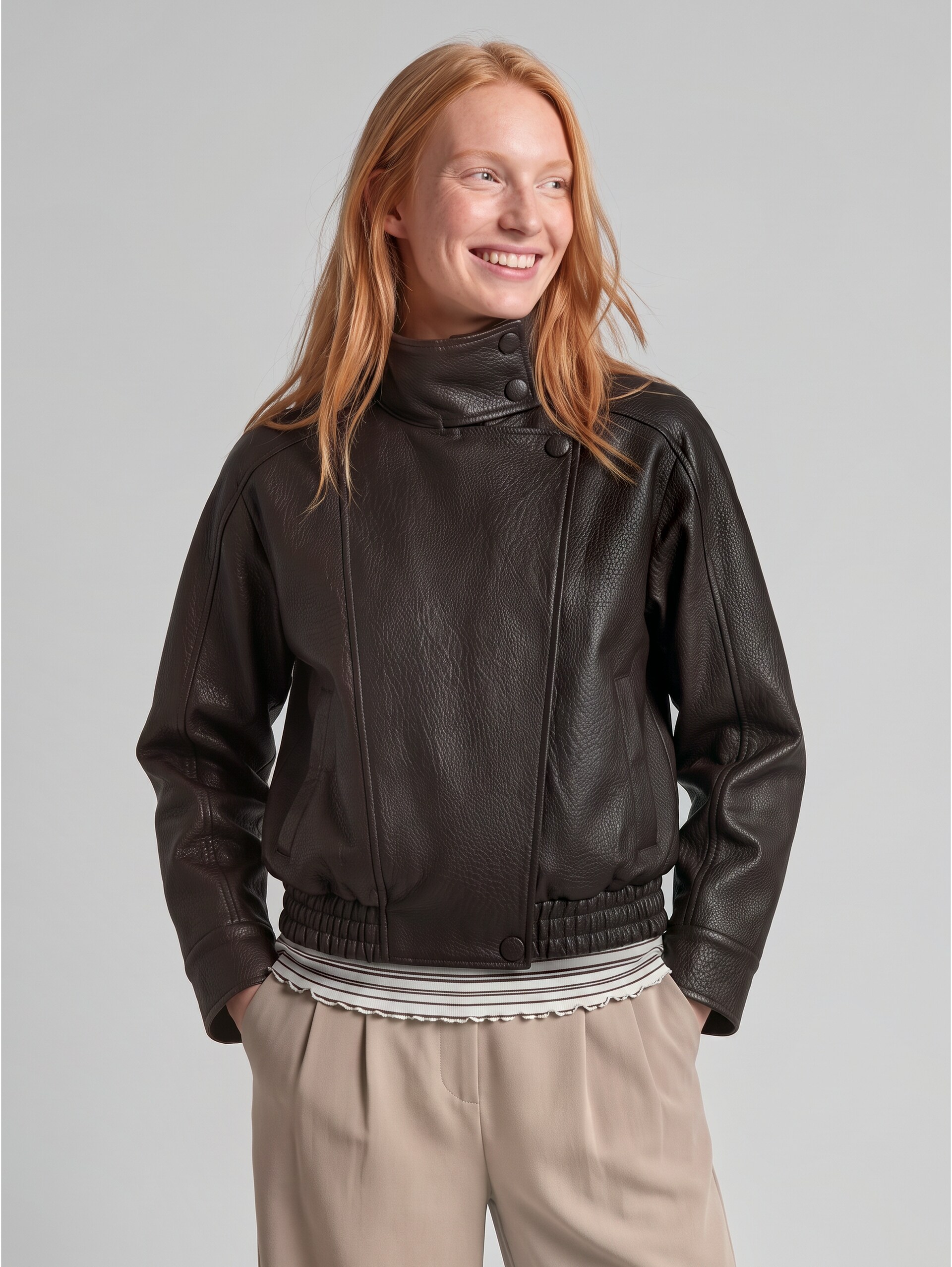 Veste ample en similicuir à col montant - brown leather structure - Vue de face du modèle