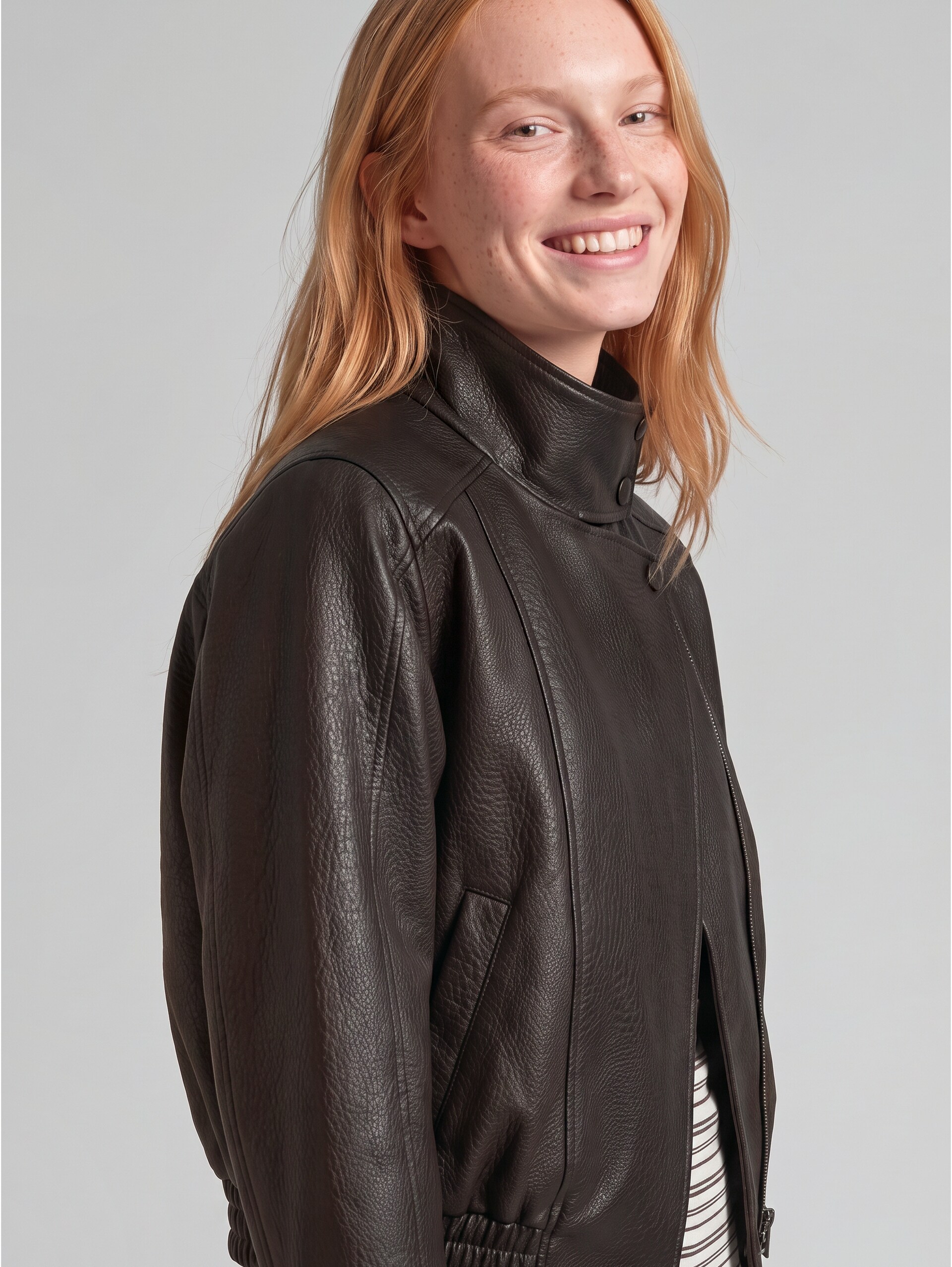 Veste ample en similicuir à col montant - brown leather structure - Vue détaillée du modèle