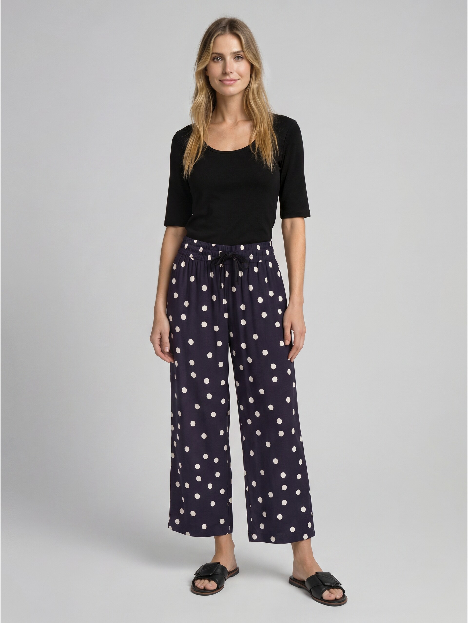 Culotte van viscose - navy big dot design - Model vooraanzicht