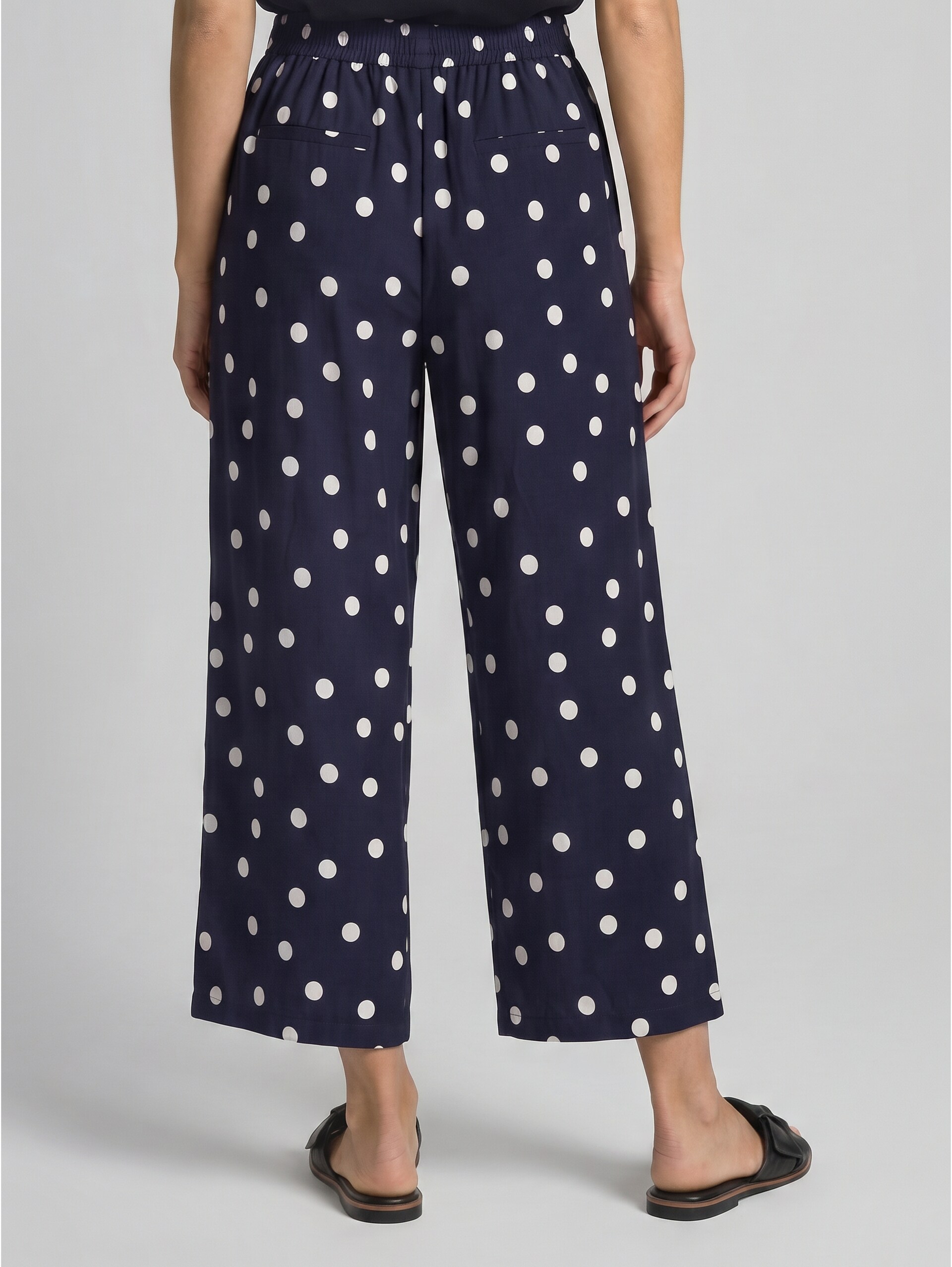 Culotte van viscose - navy big dot design - Neklijn model-achteraanzicht