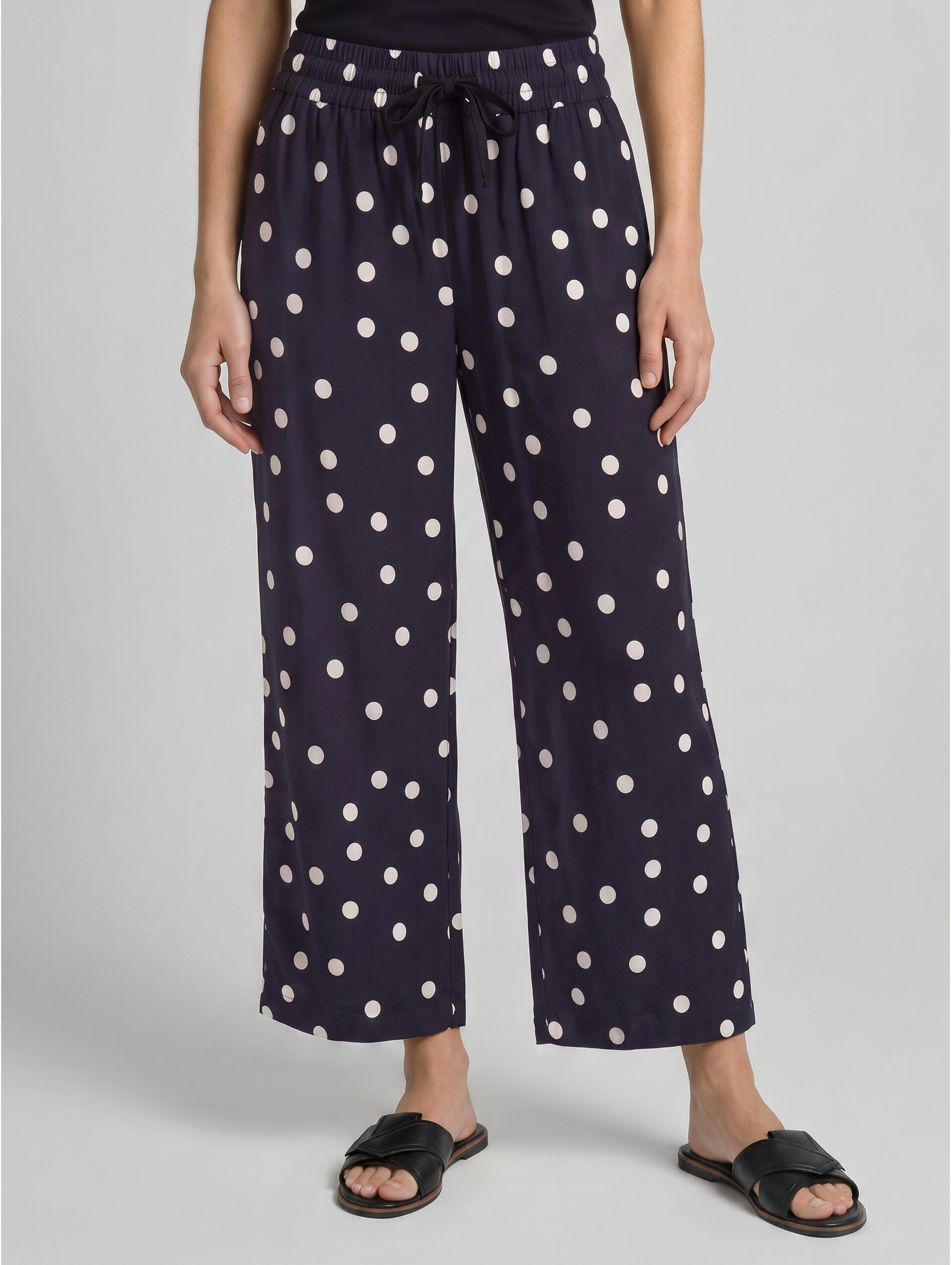 Culotte van viscose - navy big dot design - Nek model vooraanzicht