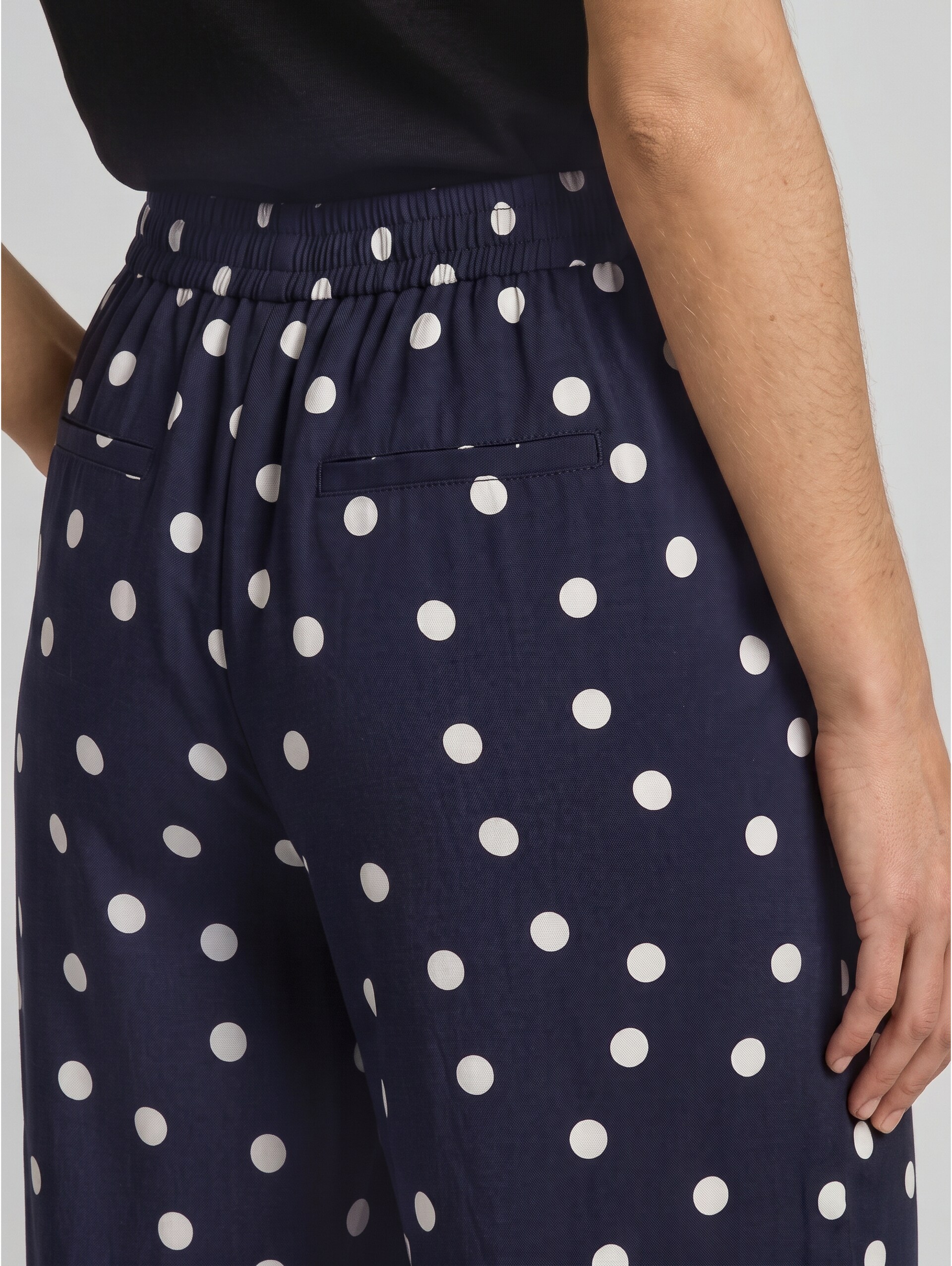 Culotte van viscose - navy big dot design - Detailaanzicht model