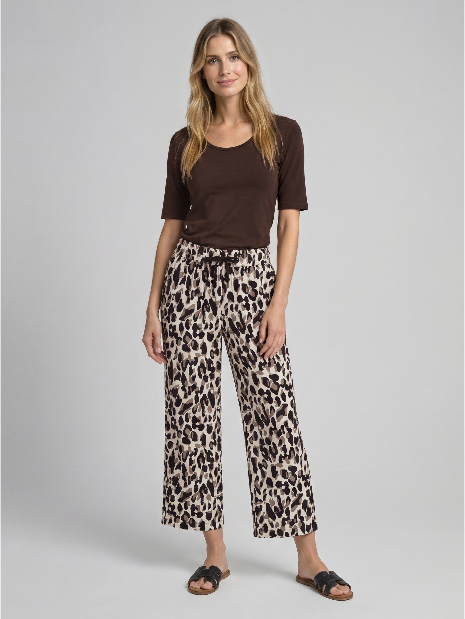 Culotte van viscose - brown beige leo print - Model vooraanzicht