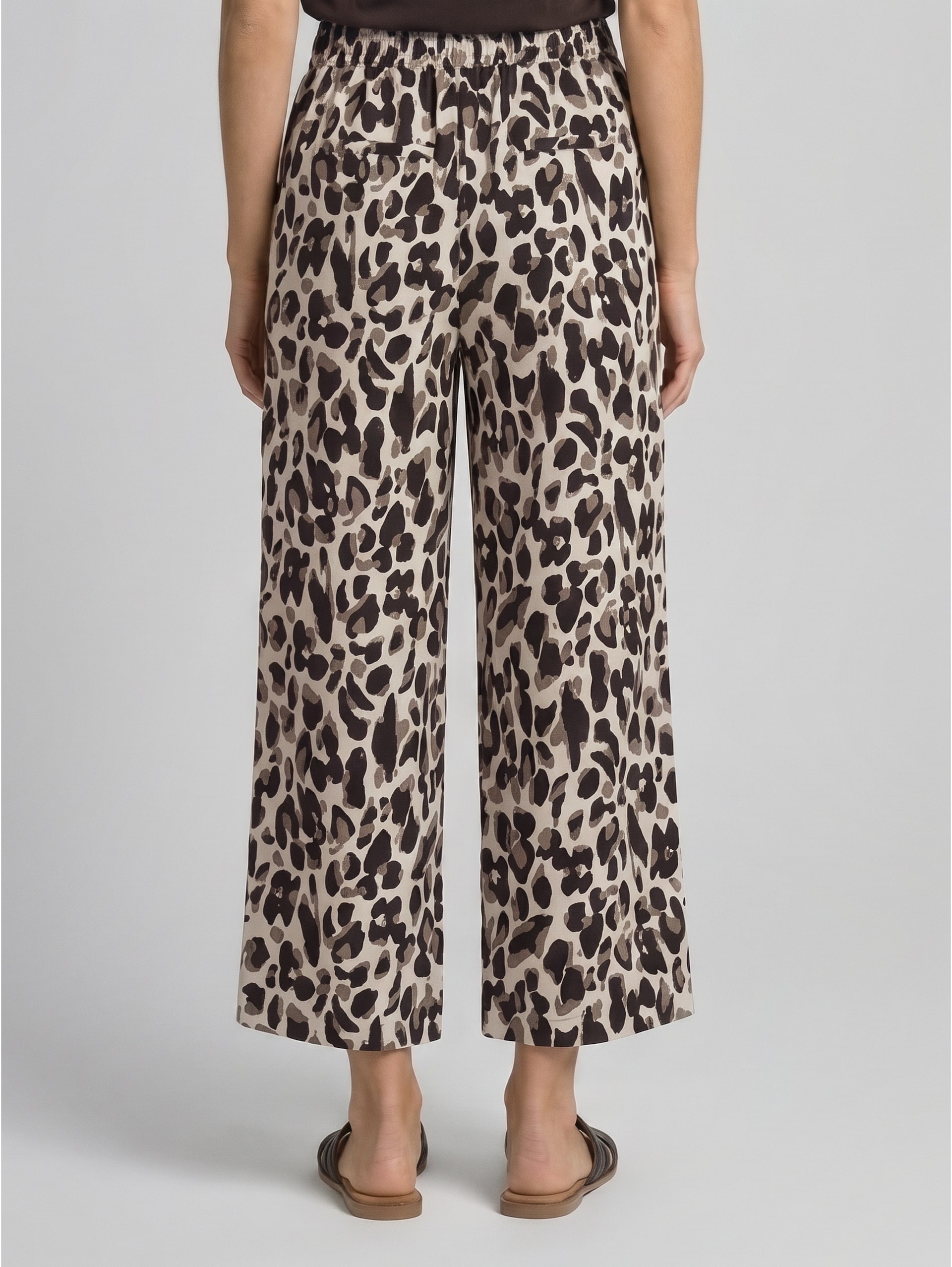 Culotte van viscose - brown beige leo print - Neklijn model-achteraanzicht
