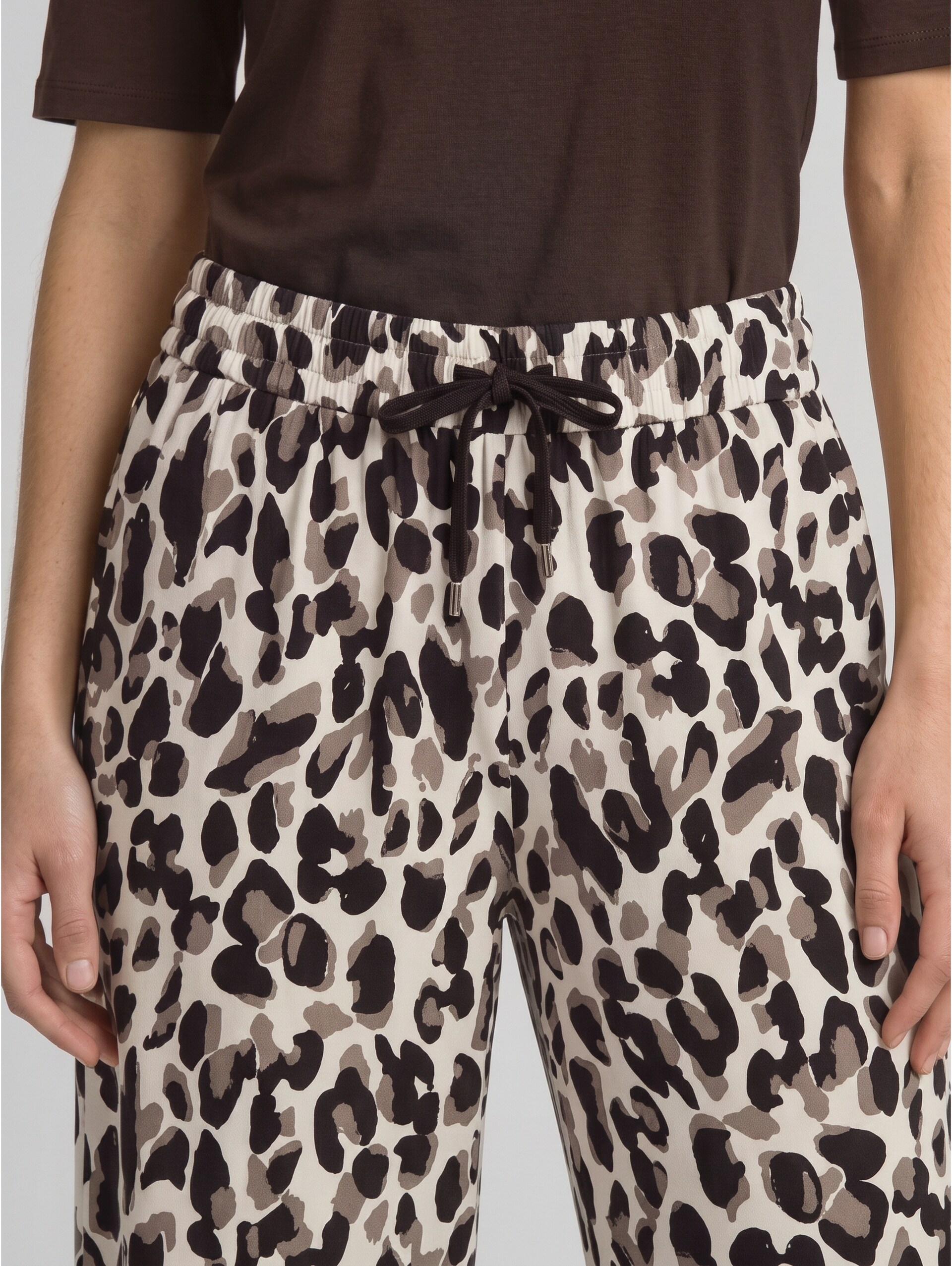 Culotte van viscose - brown beige leo print - Detailaanzicht model