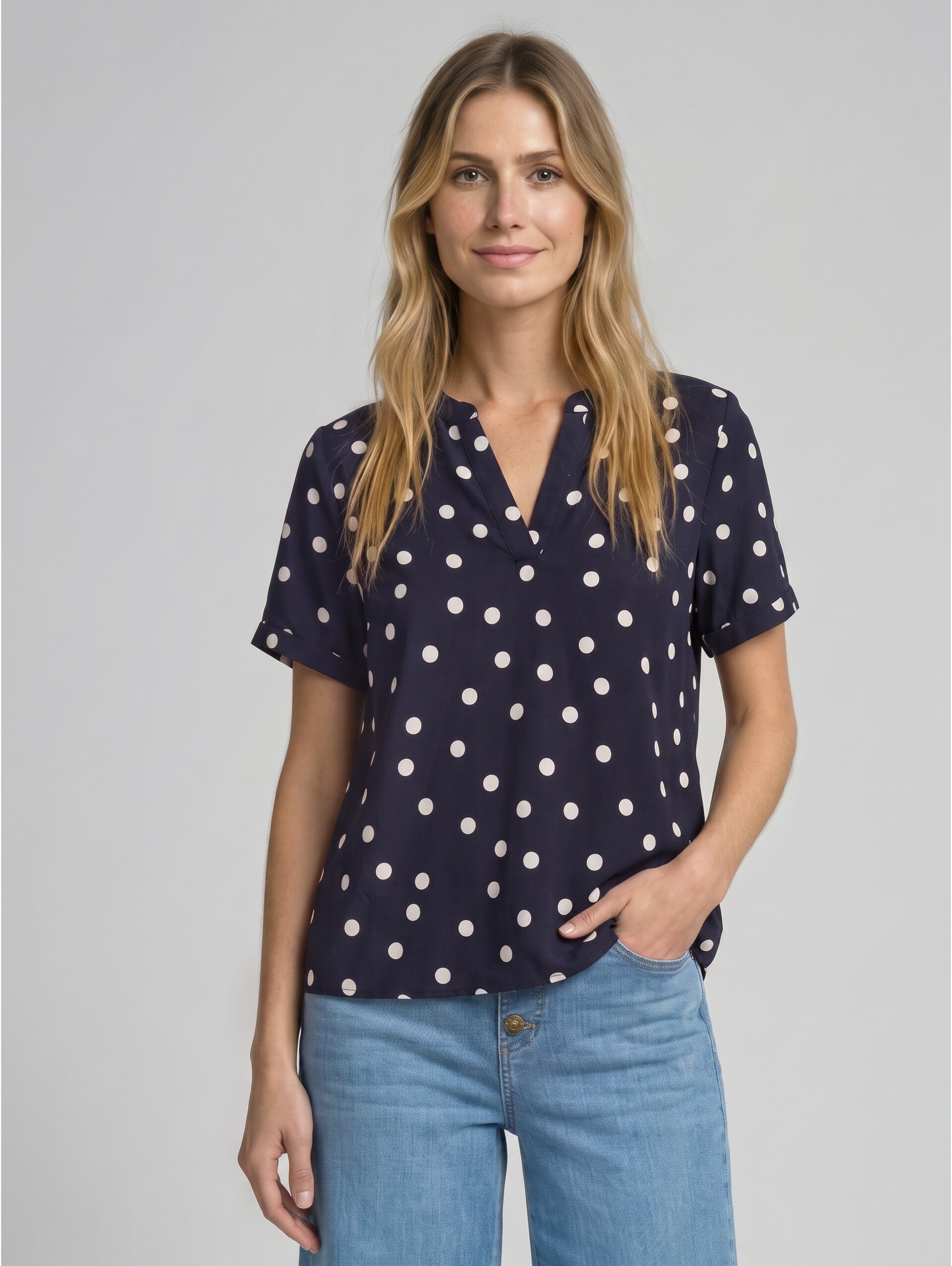 Loose Fit Bluse mit V-Ausschnitt - navy big dot design - Ausschnitt Model-Vorderansicht