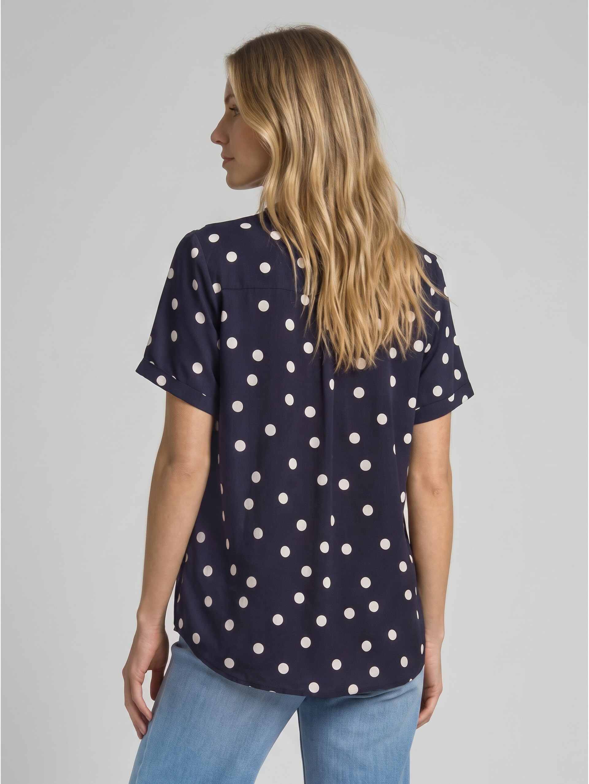 Loose Fit Bluse mit V-Ausschnitt - navy big dot design - Auschnitt Model-Rückansicht