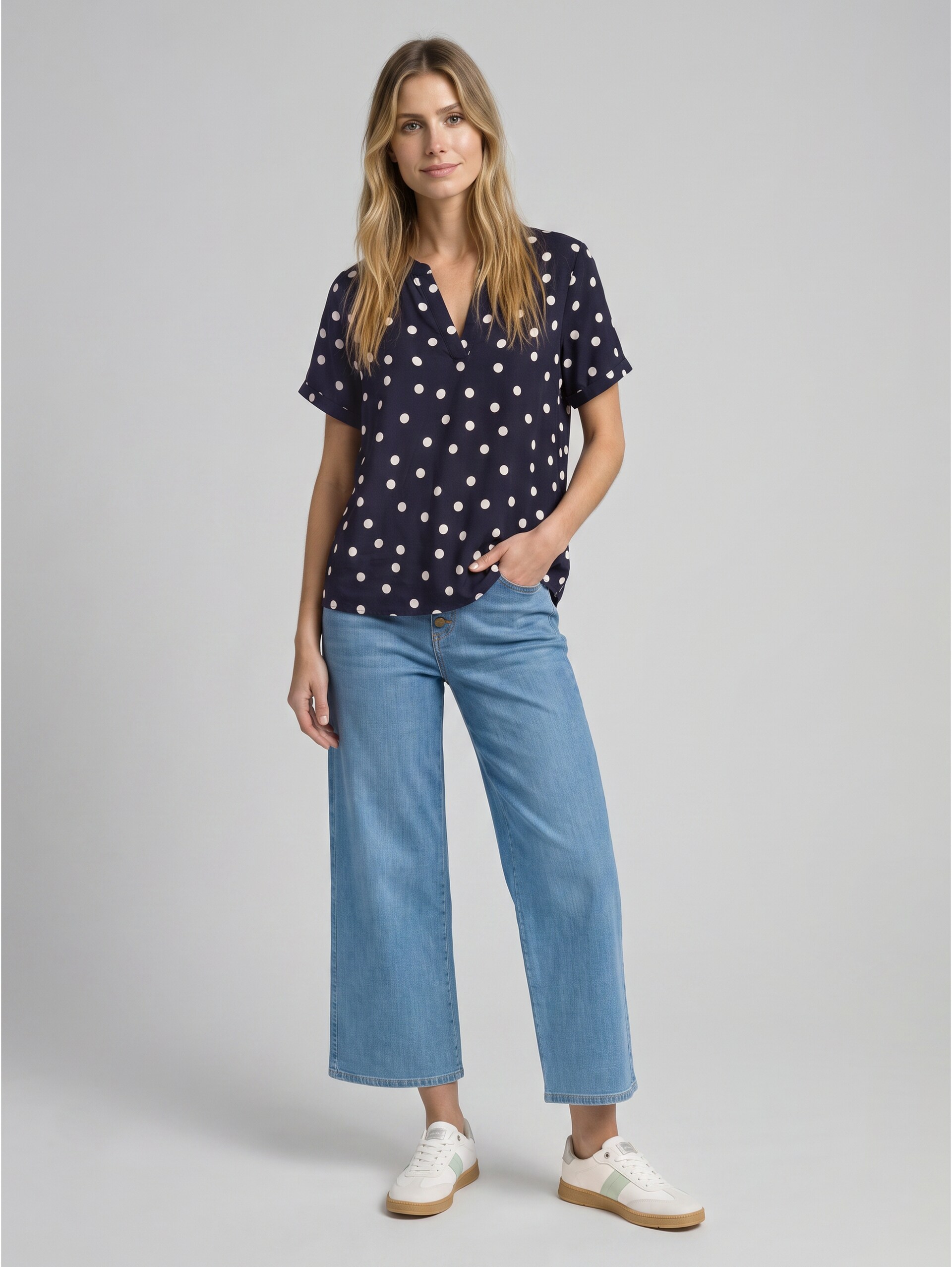 Loose Fit Bluse mit V-Ausschnitt - navy big dot design - Model-Vorderansicht