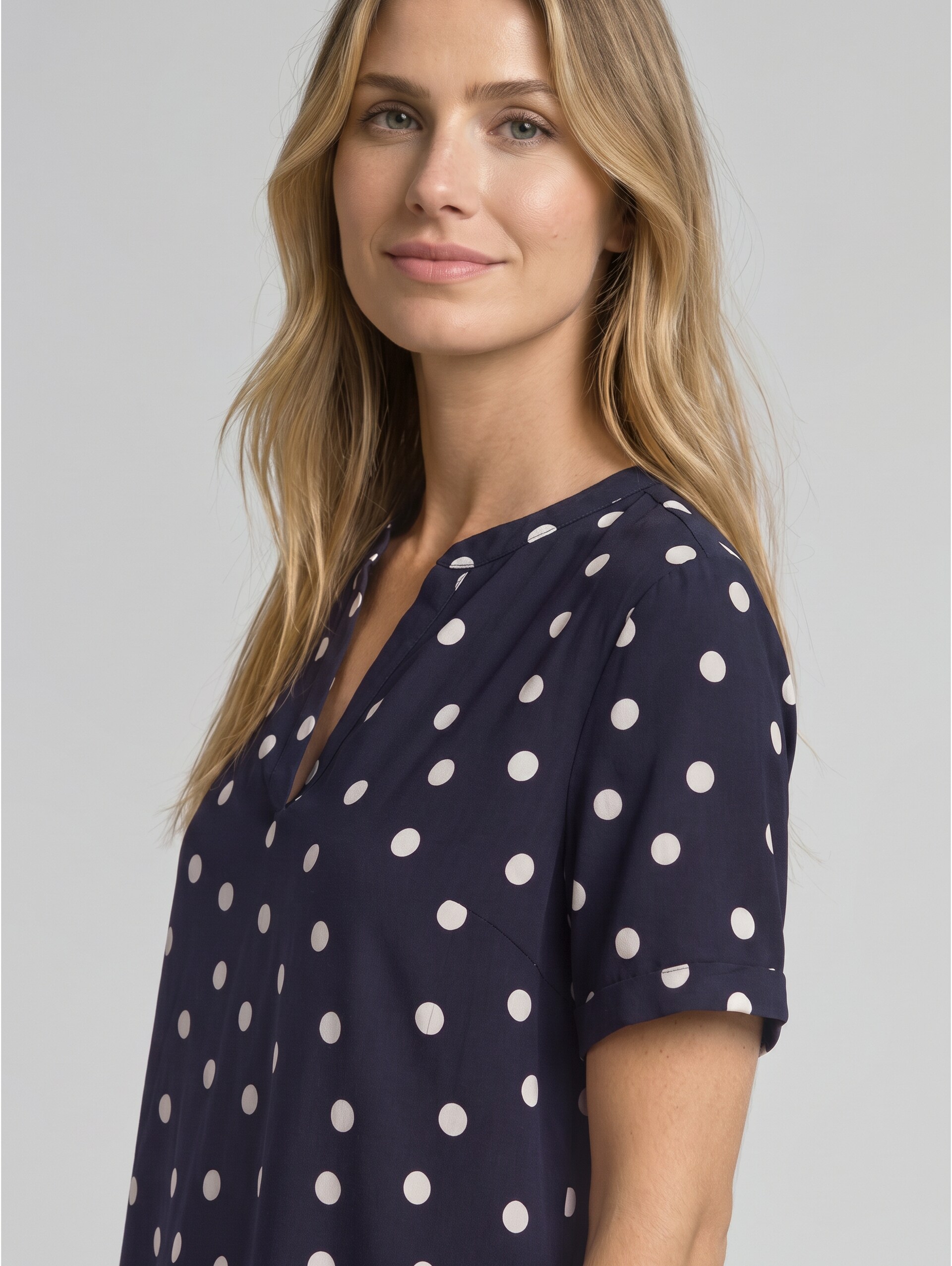 Loose Fit Bluse mit V-Ausschnitt - navy big dot design - Detail-Model-Ansicht