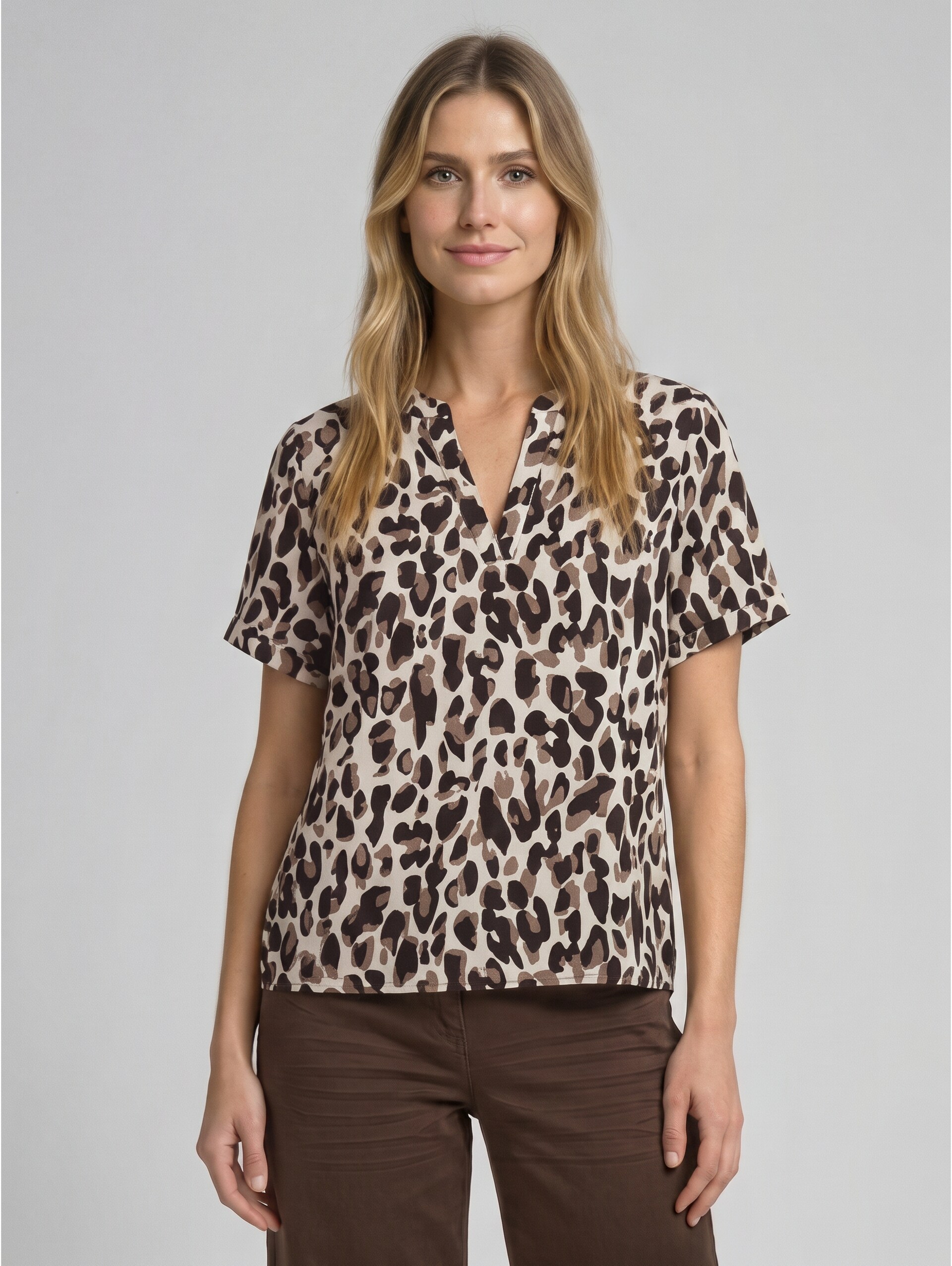 Loose Fit Bluse mit V-Ausschnitt - brown beige leo print - Ausschnitt Model-Vorderansicht