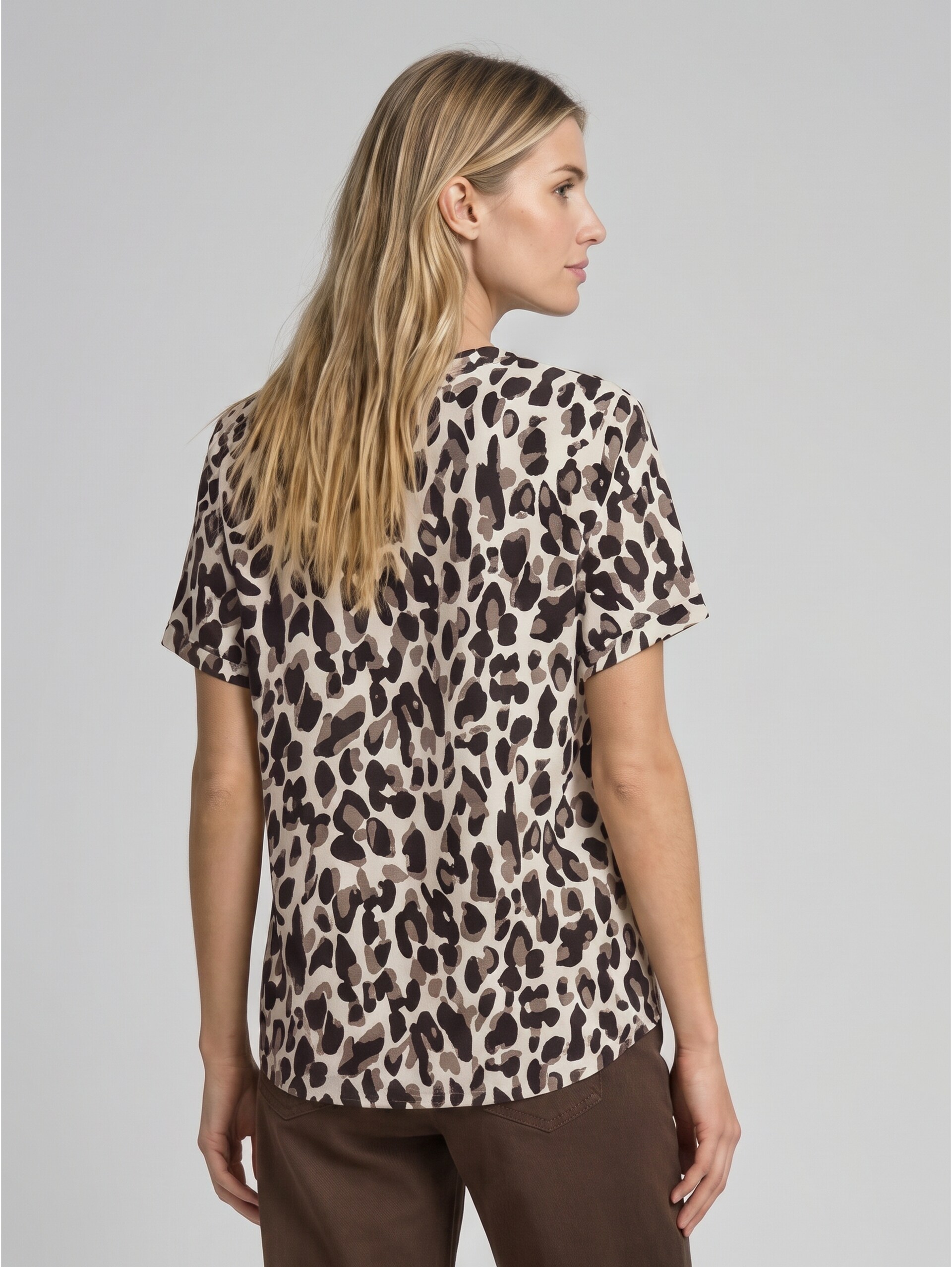 Loose Fit Bluse mit V-Ausschnitt - brown beige leo print - Auschnitt Model-Rückansicht