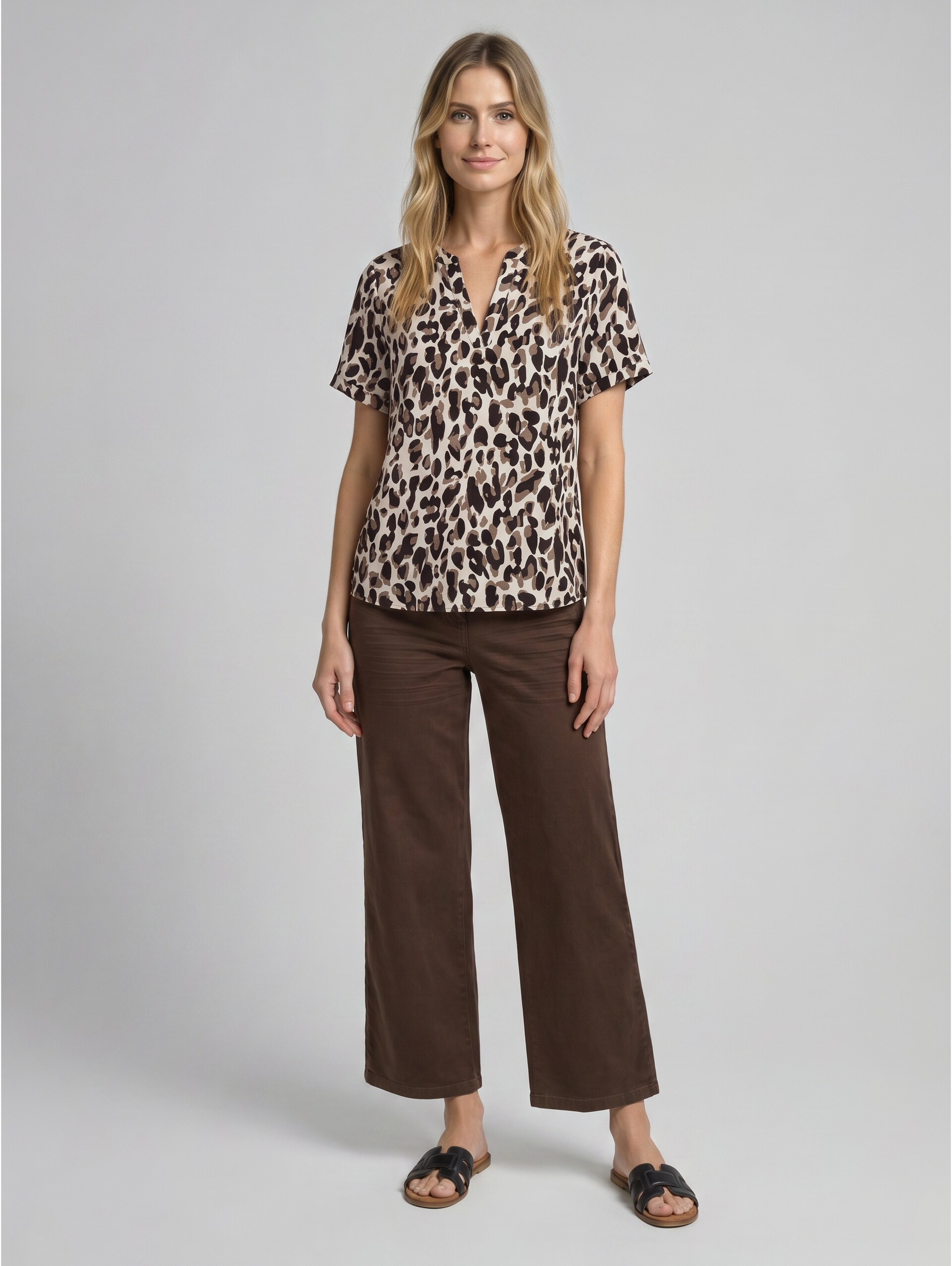 Loose Fit Bluse mit V-Ausschnitt - brown beige leo print - Model-Vorderansicht
