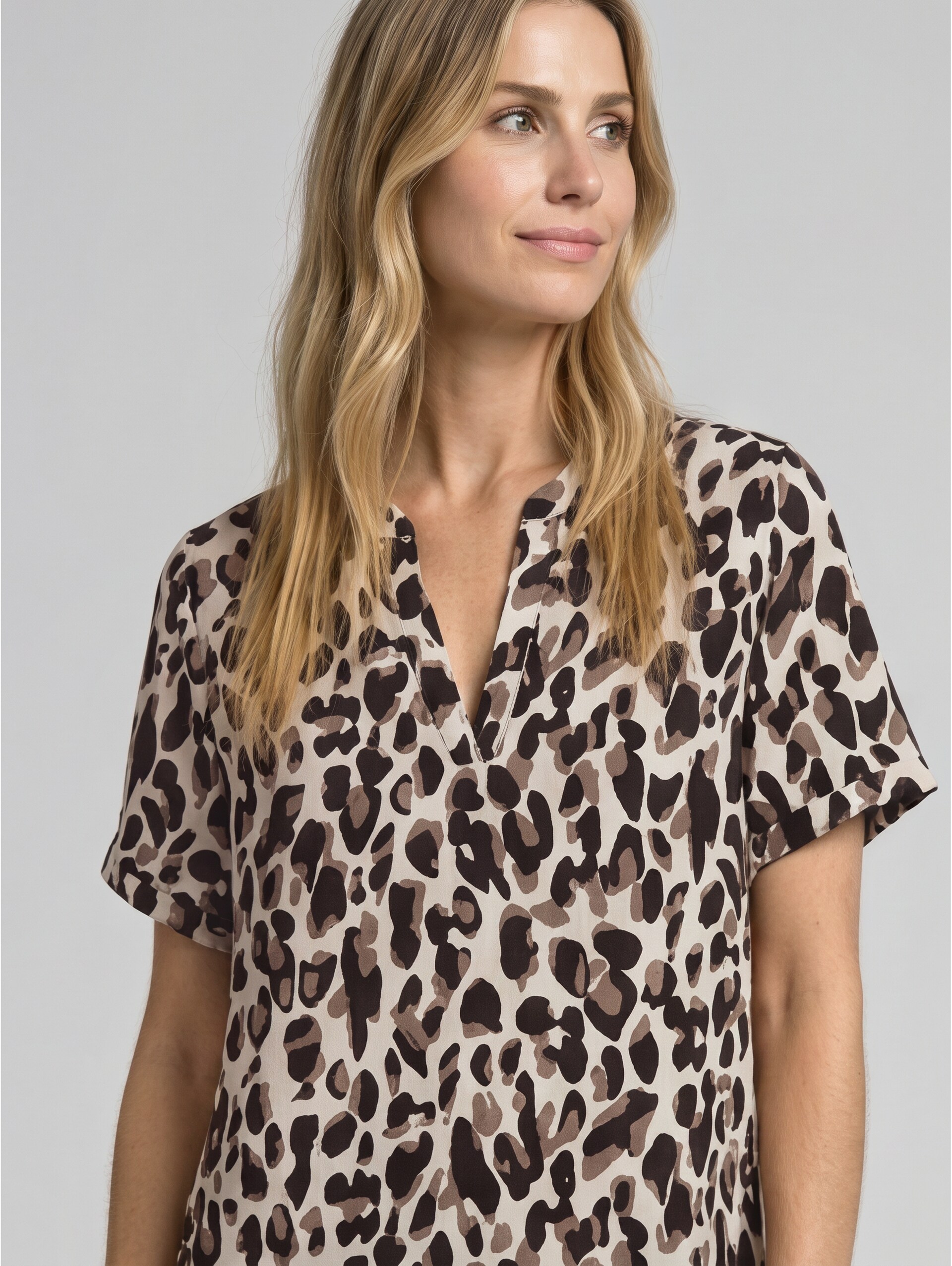 Loose Fit Bluse mit V-Ausschnitt - brown beige leo print - Detail-Model-Ansicht