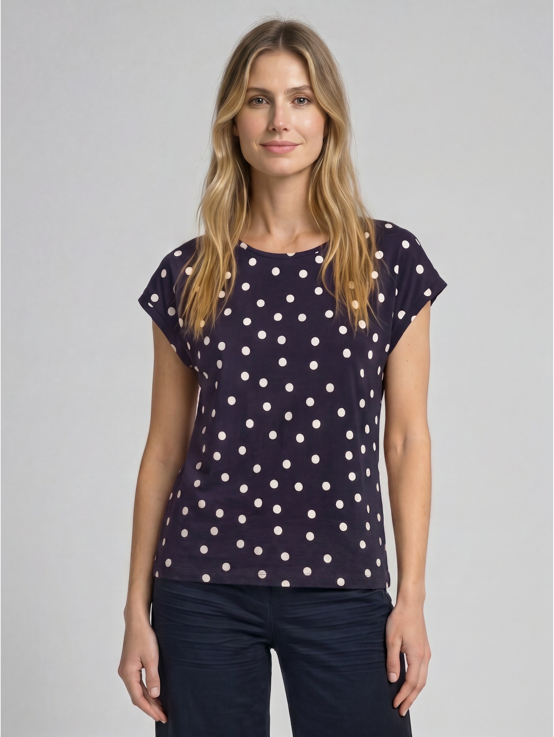 T-Shirt mit Allover-Print - navy big dot design - Ausschnitt Model-Vorderansicht