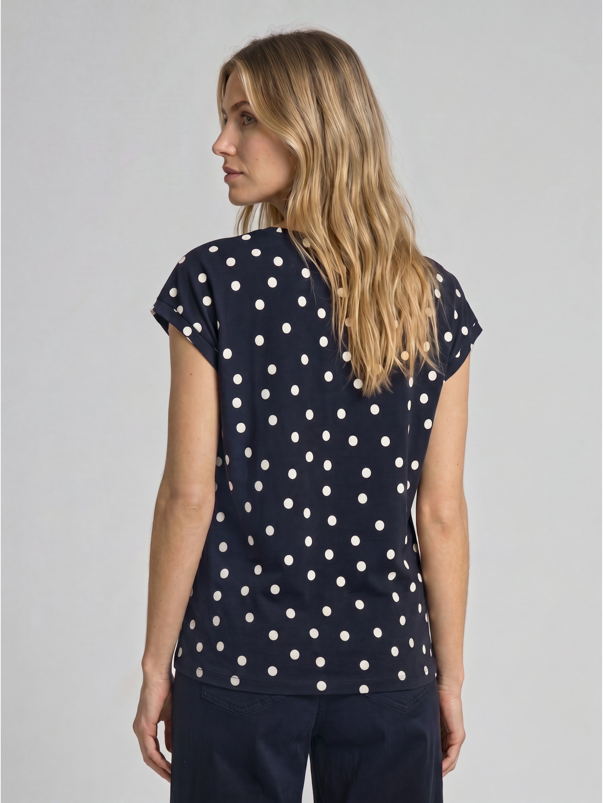 T-Shirt mit Allover-Print - navy big dot design - Auschnitt Model-Rückansicht