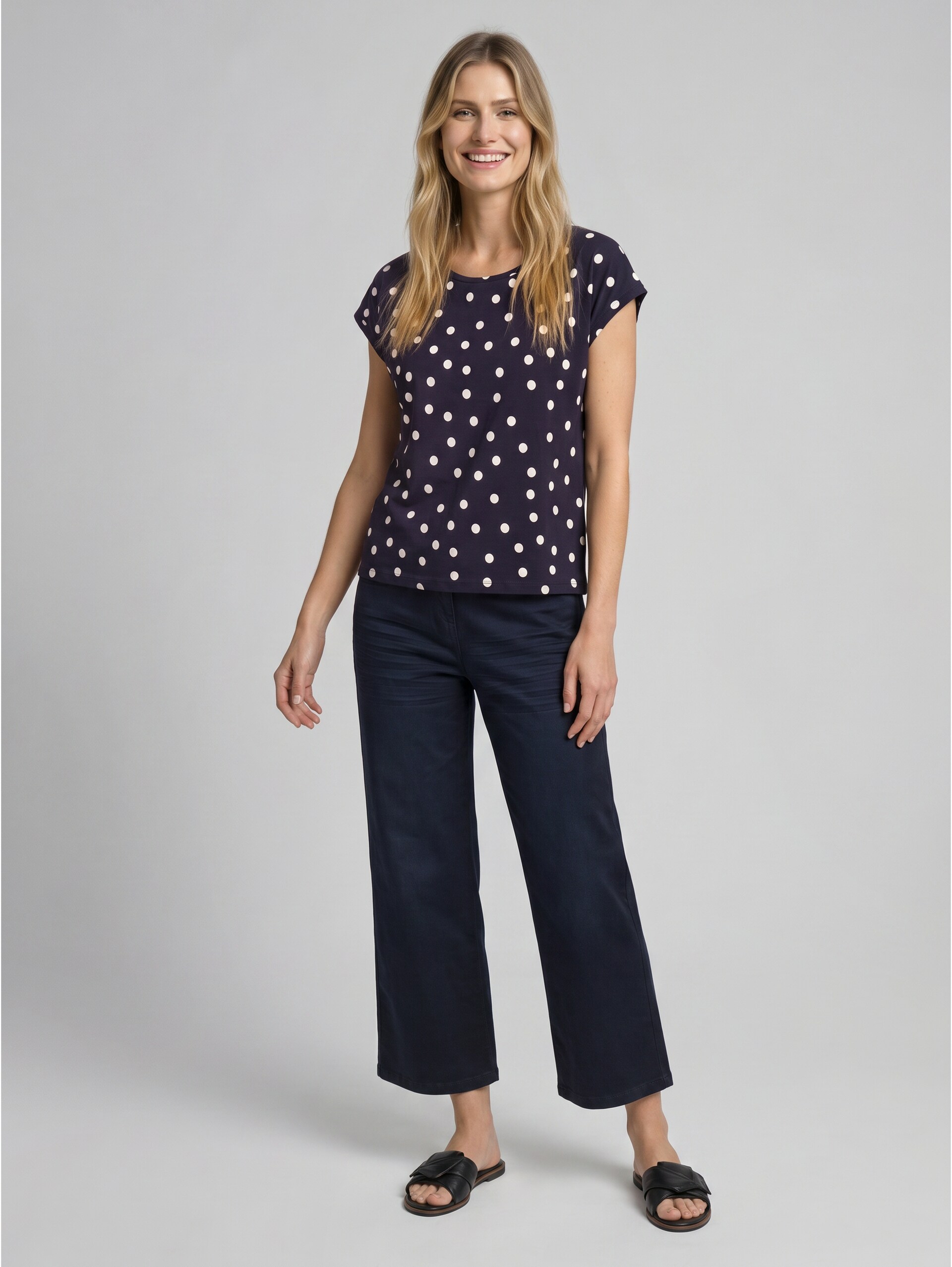 T-Shirt mit Allover-Print - navy big dot design - Model-Vorderansicht