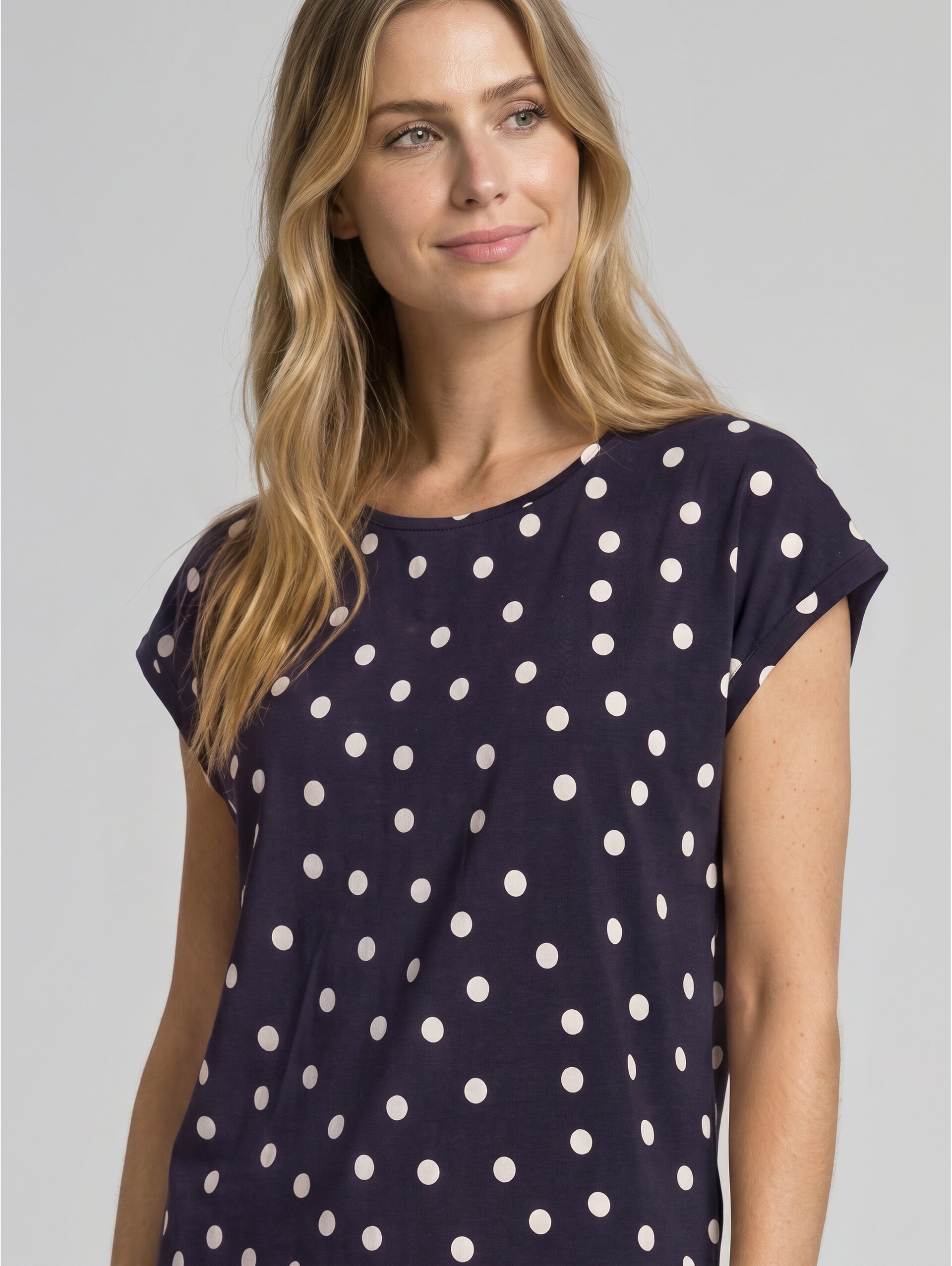 T-Shirt mit Allover-Print - navy big dot design - Detail-Model-Ansicht