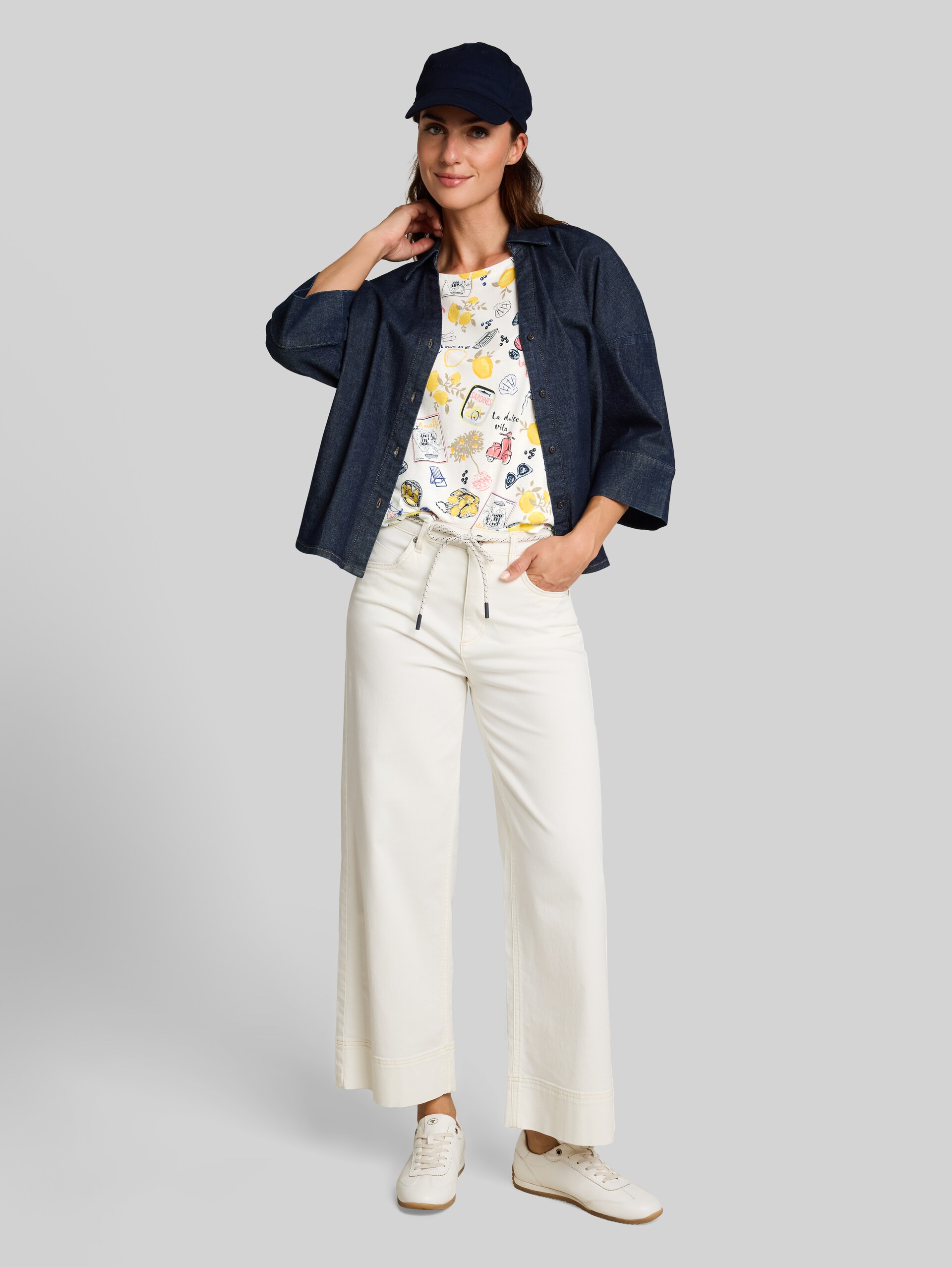 T-Shirt mit Allover-Print - summerly lemon print - Model-Vorderansicht