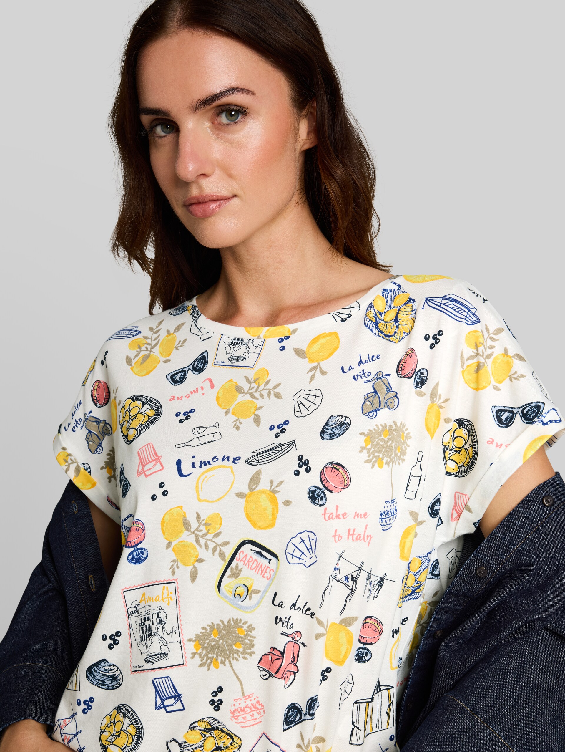 T-Shirt mit Allover-Print - summerly lemon print - Detail-Model-Ansicht
