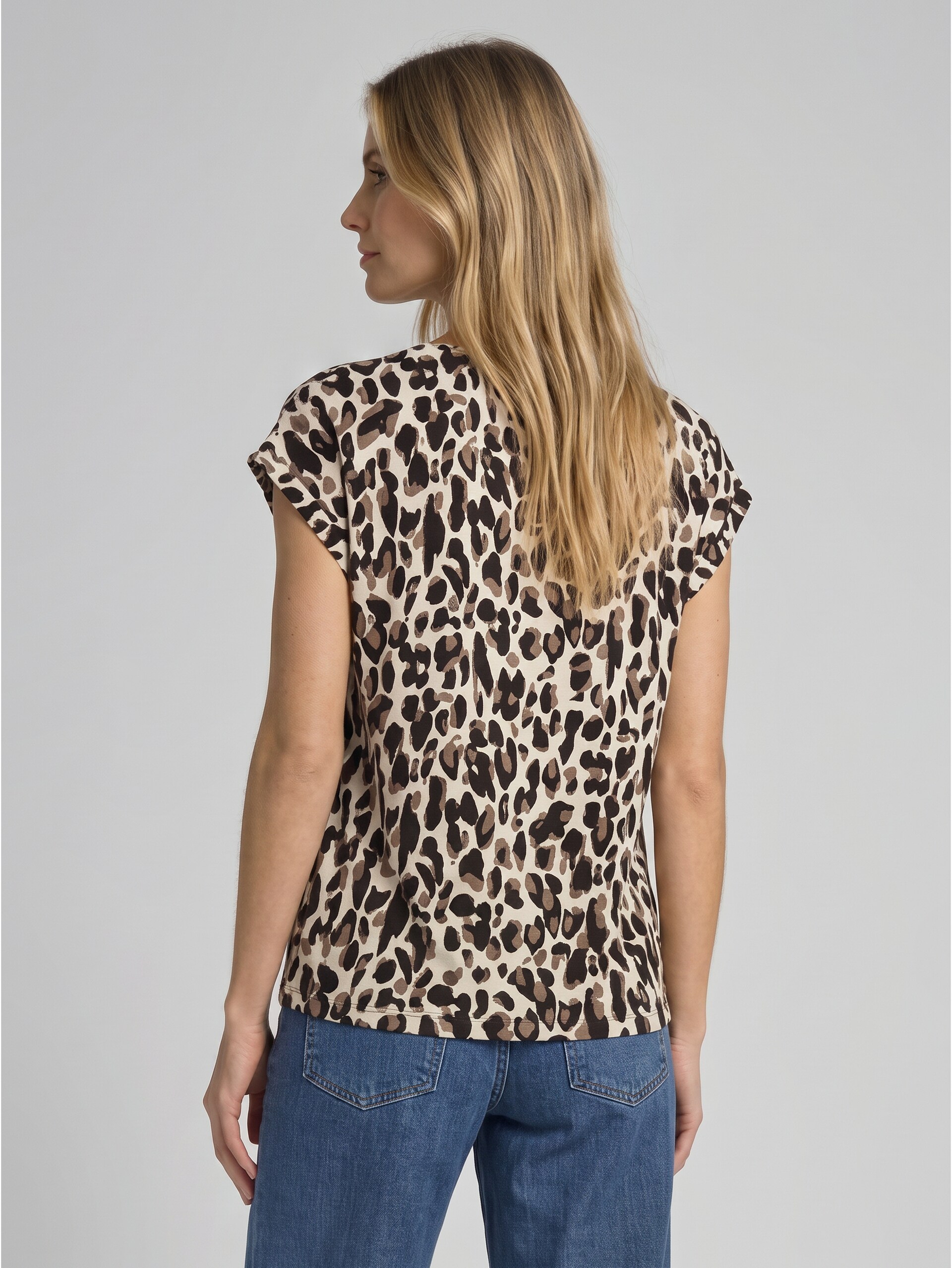 T-Shirt mit Allover-Print - brown beige leo print - Auschnitt Model-Rückansicht