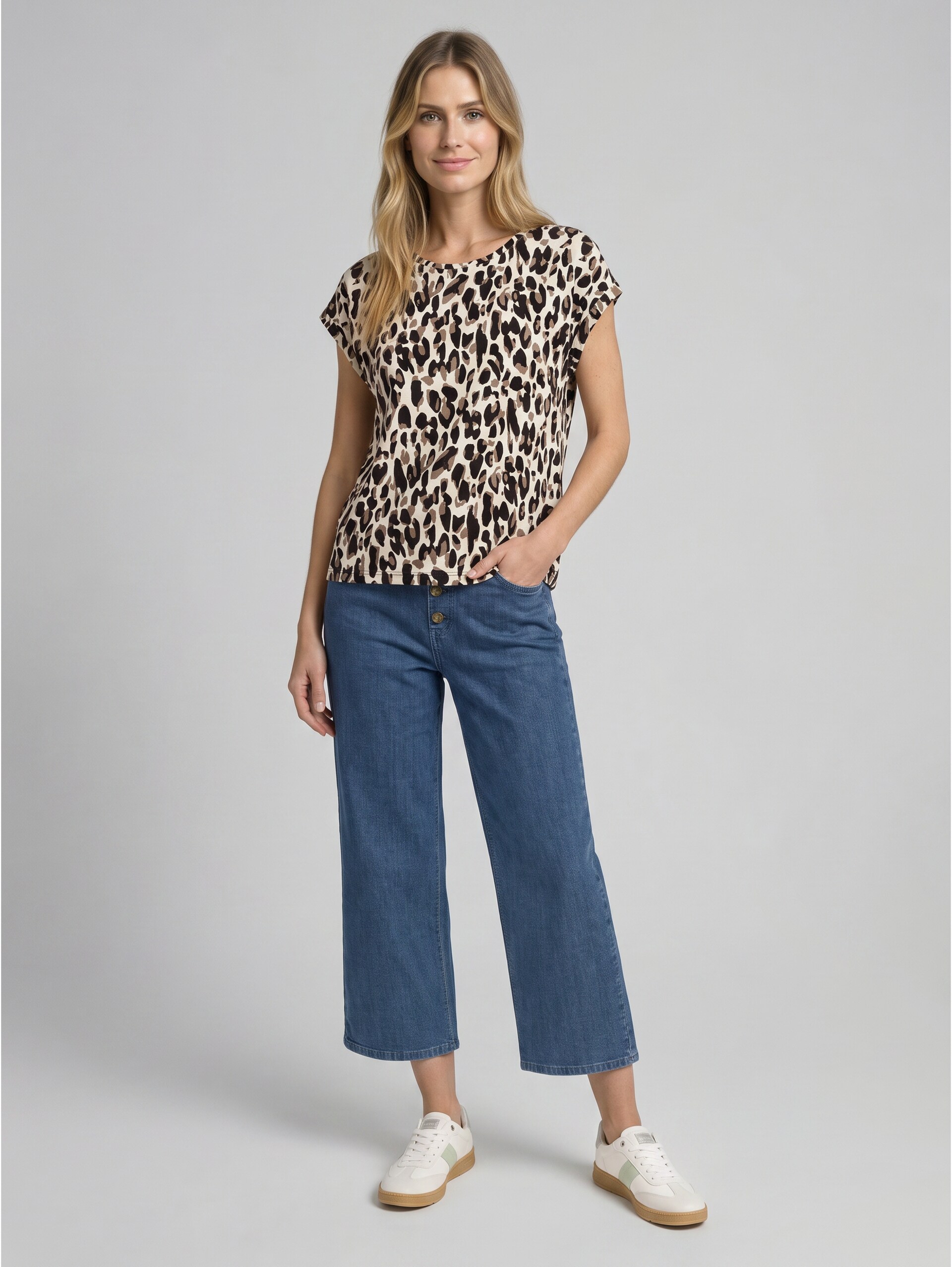 T-Shirt mit Allover-Print - brown beige leo print - Model-Vorderansicht